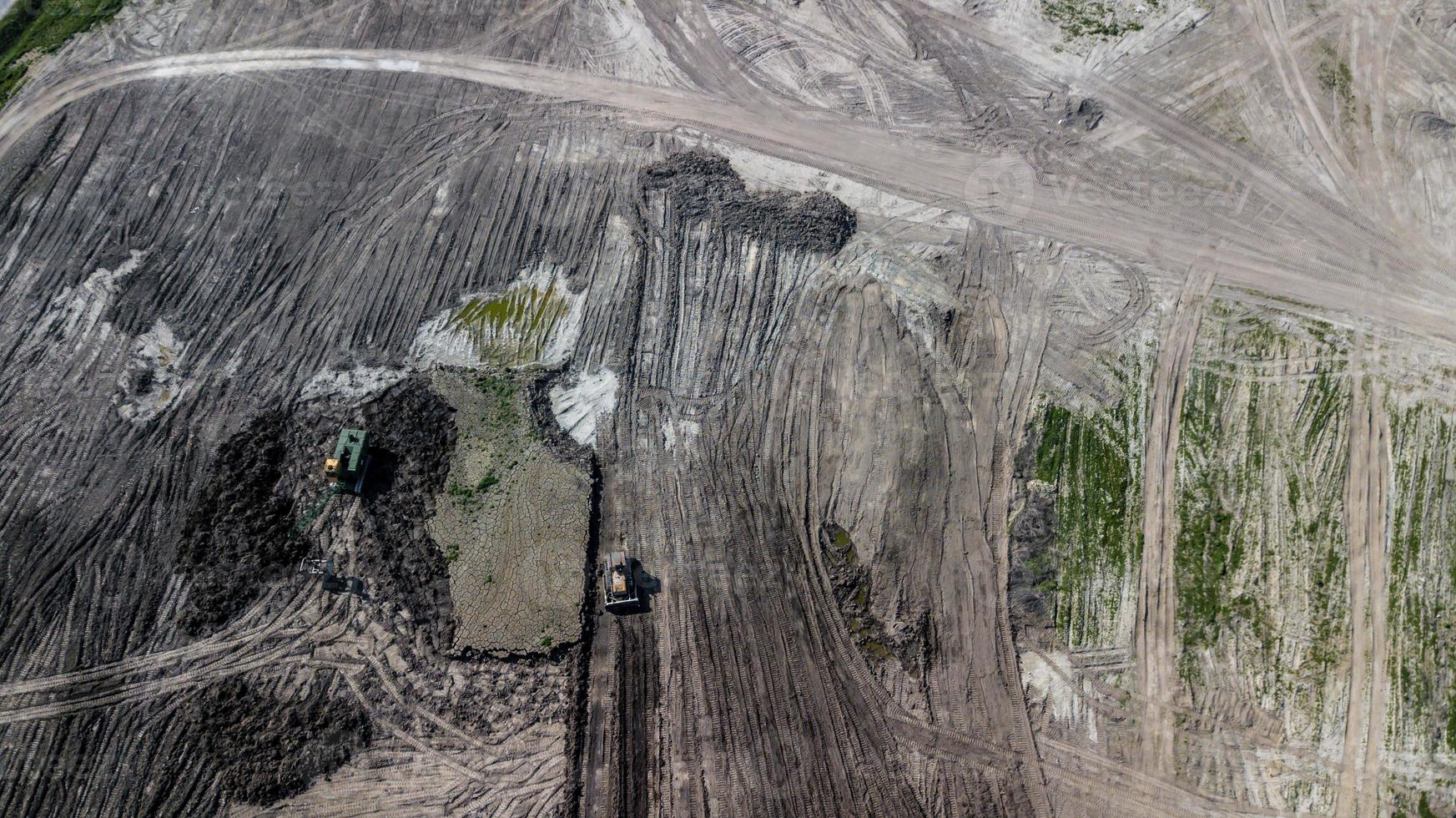 vue de dessus des machines minières dans la mine de calcaire. photo