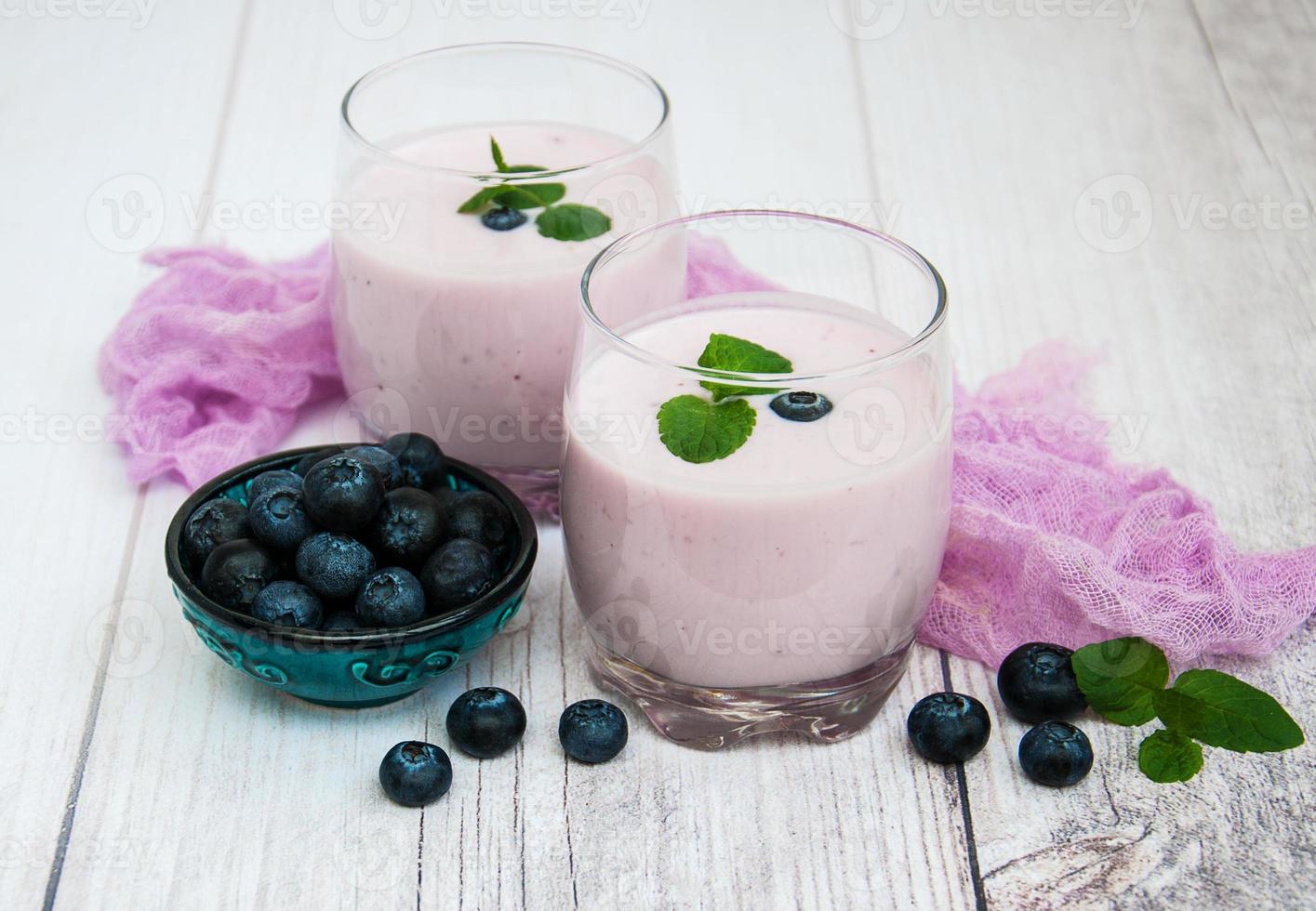 verres avec du yaourt aux myrtilles sur une table photo