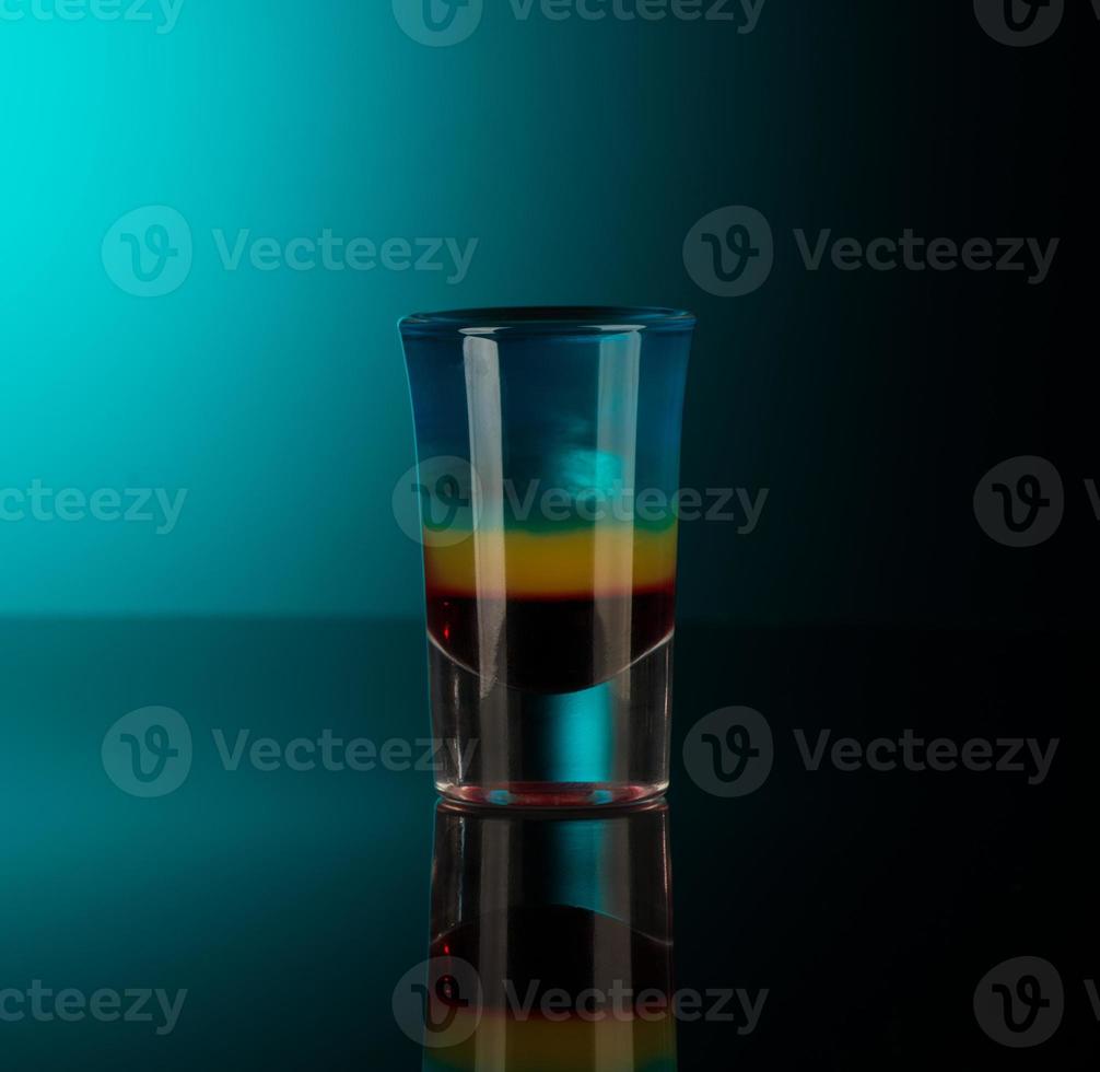 verre à liqueur avec de l'alcool sur un fond sombre photo
