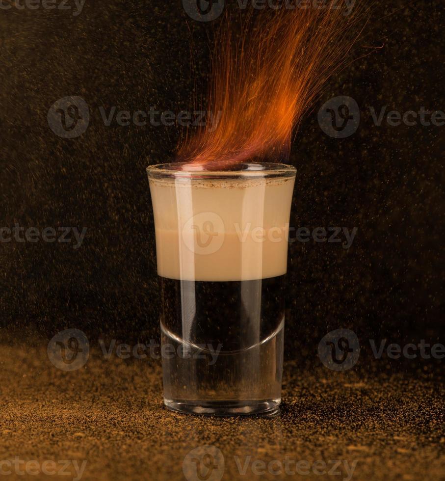 verre à liqueur avec de l'alcool sur un fond sombre photo