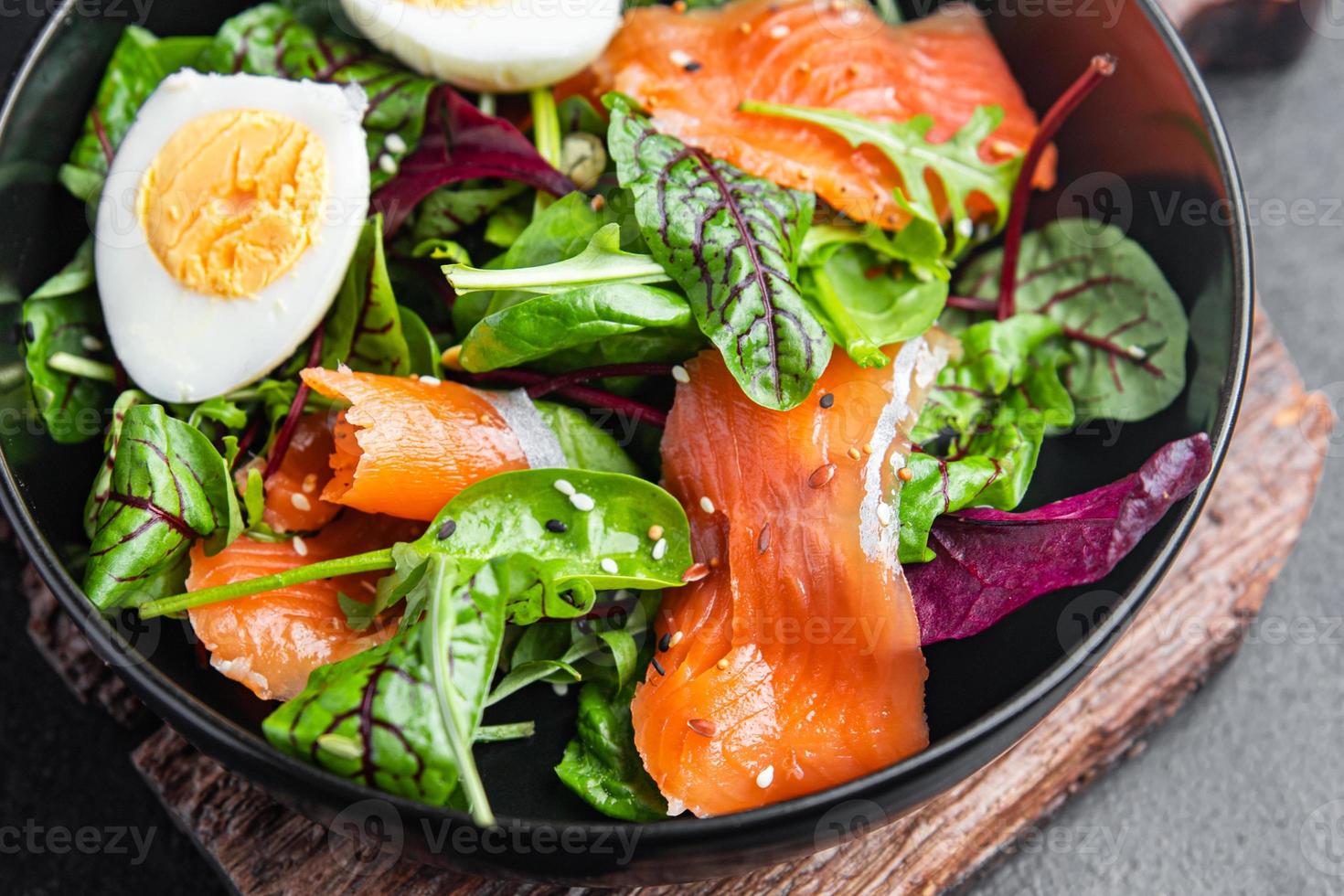 salade saumon salé, oeufs, laitue verte portion fraîche repas sain régime pescatarien photo