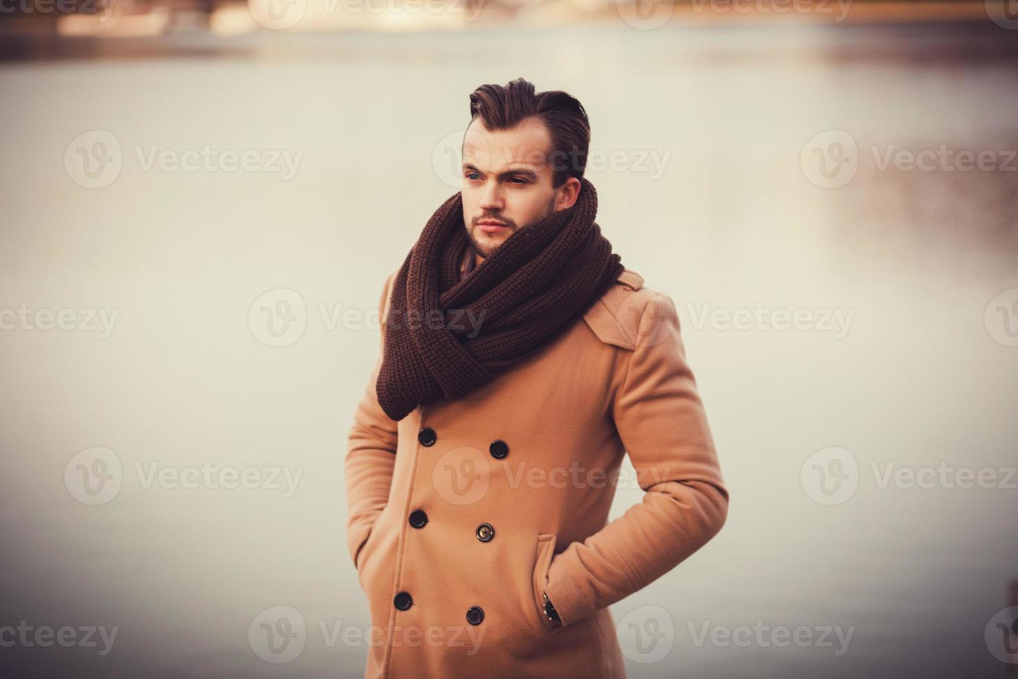 bel homme posant en manteau photo