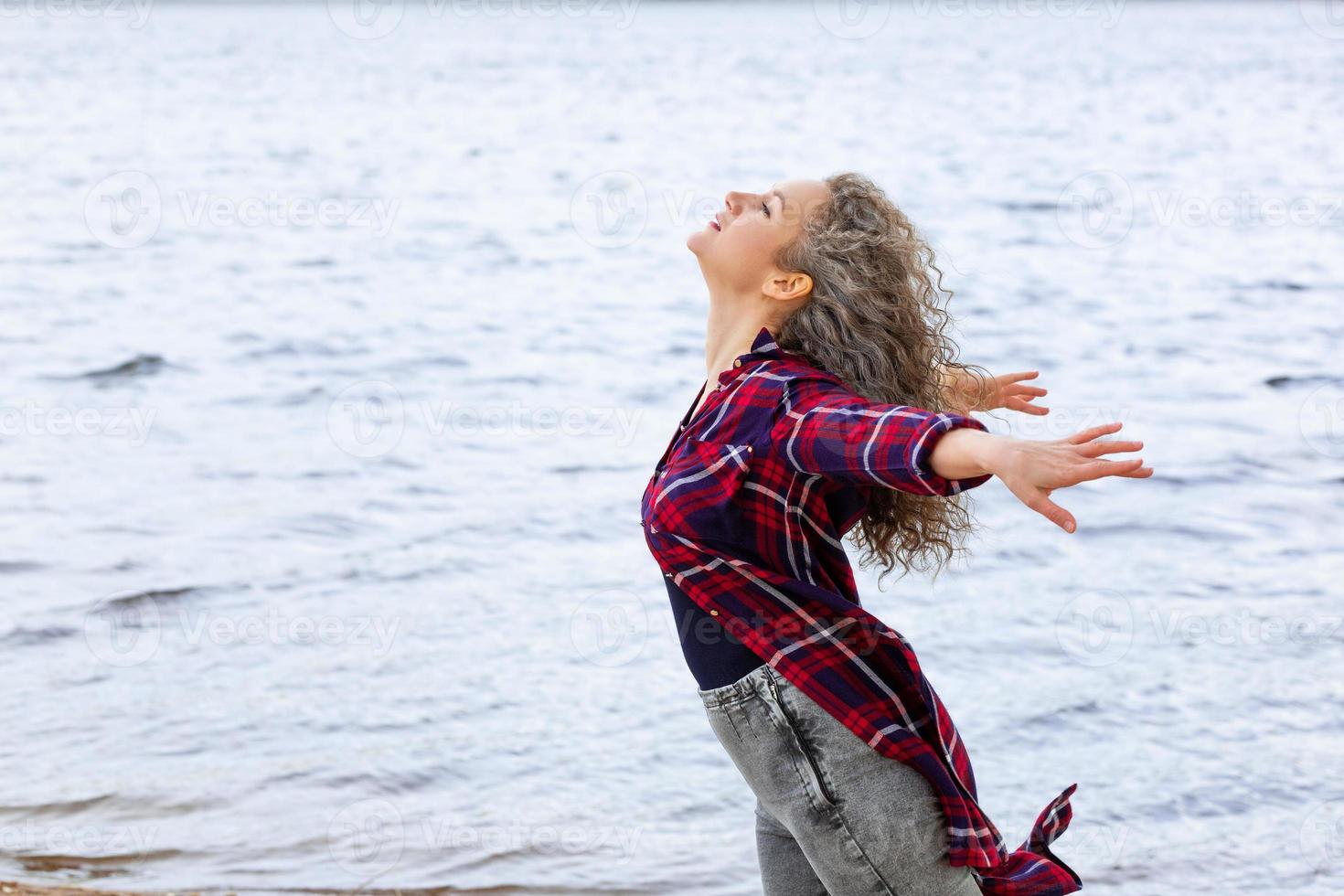 femme sur le fond de l'eau les mains sur le côté photo