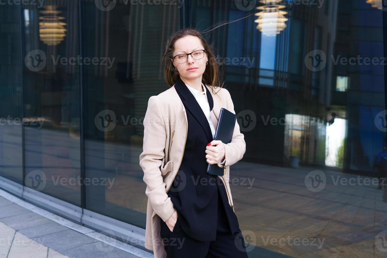 femme d'affaires avec un regard pensif dans des verres au centre d'affaires photo