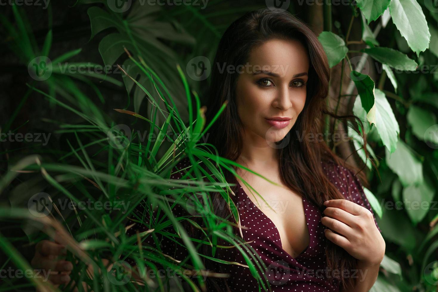 belle femme enceinte sur fond de feuilles vertes, beaux yeux heureux photo