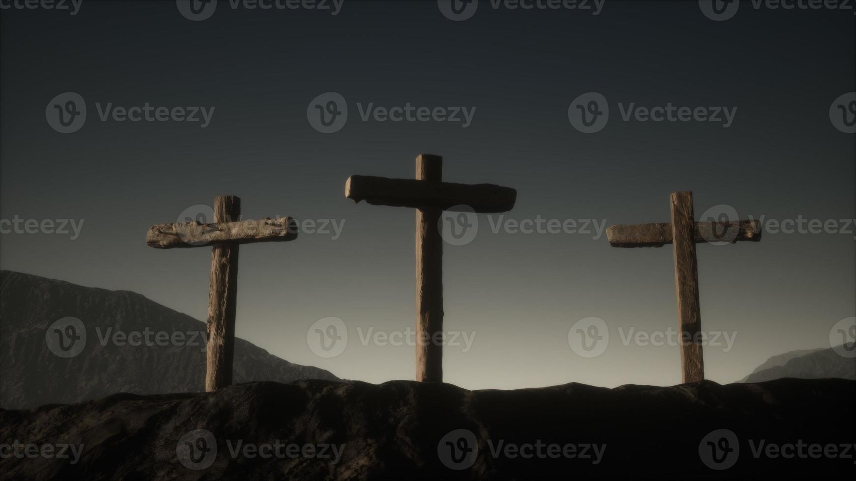 croix de crucifix en bois à la montagne photo