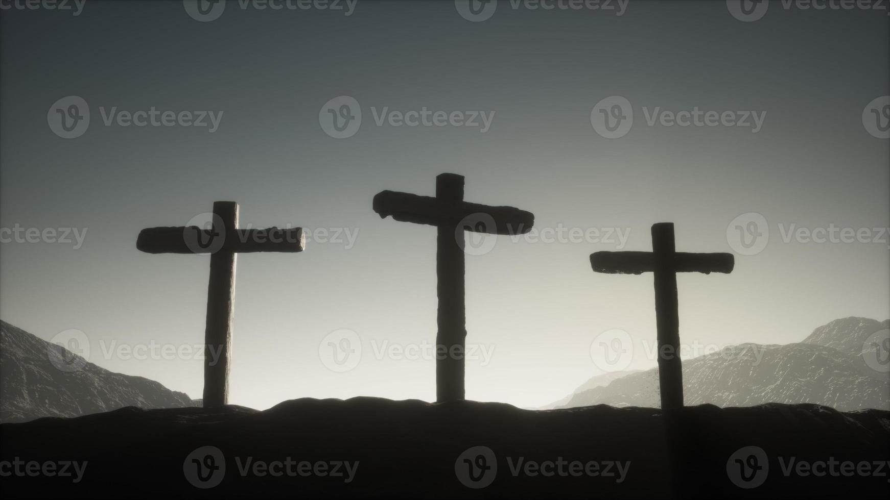 croix de crucifix en bois à la montagne photo