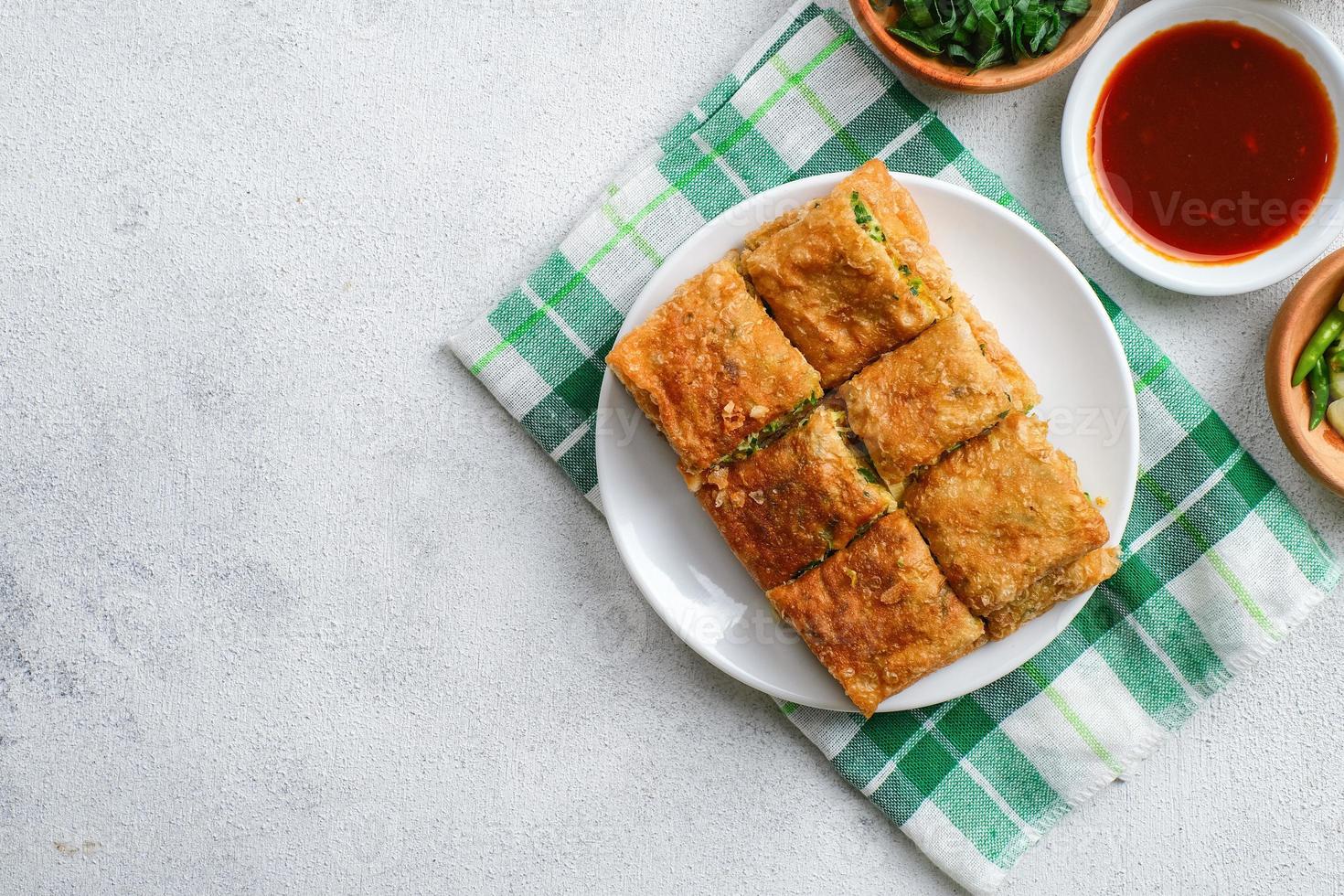 martabak telor ou martabak telur. feuilleté poêlé salé farci d'œuf, de viande et d'épices. photo