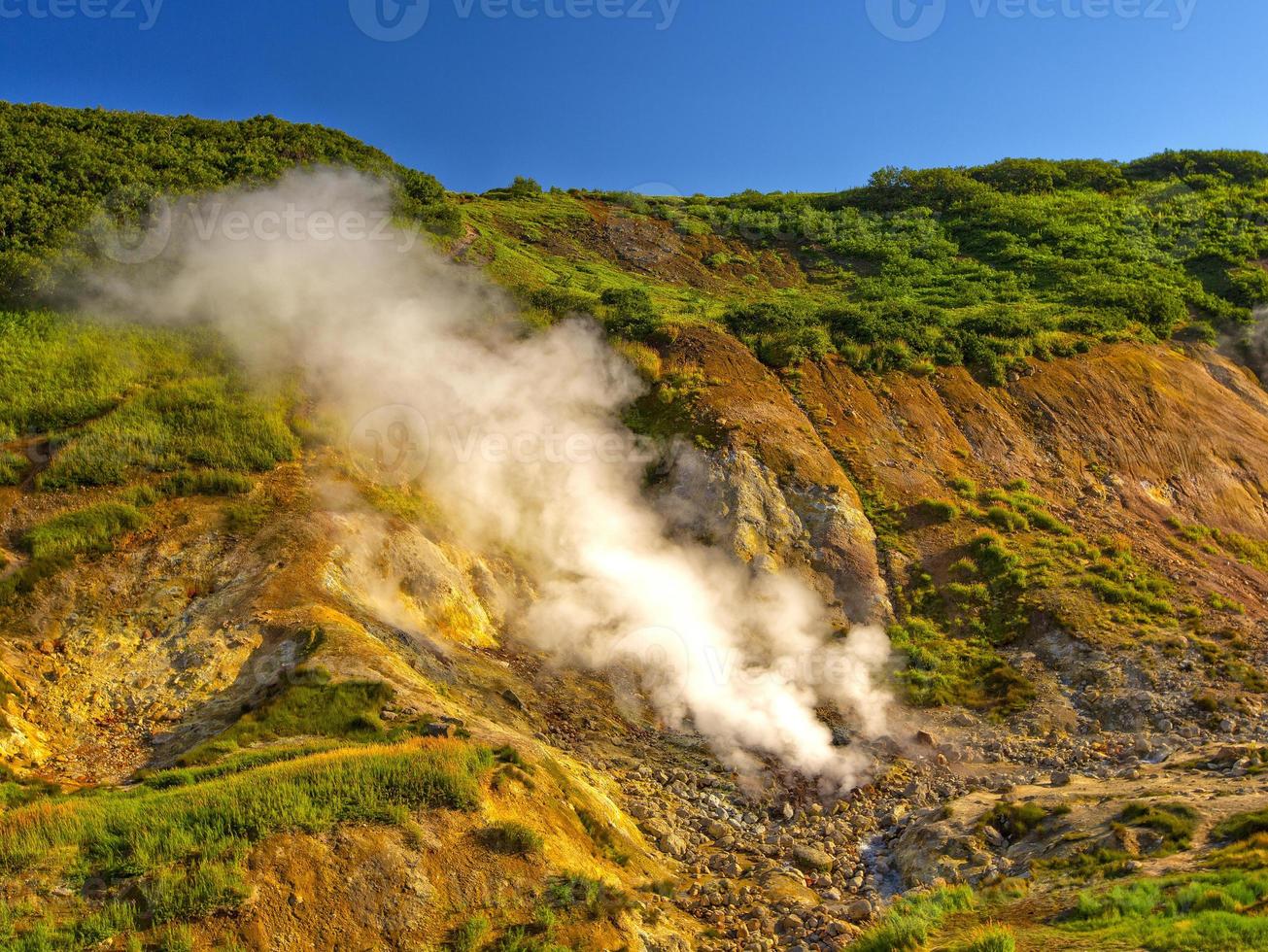 les geysers sur le volcan mutnovsky au kamtchatka, russie photo