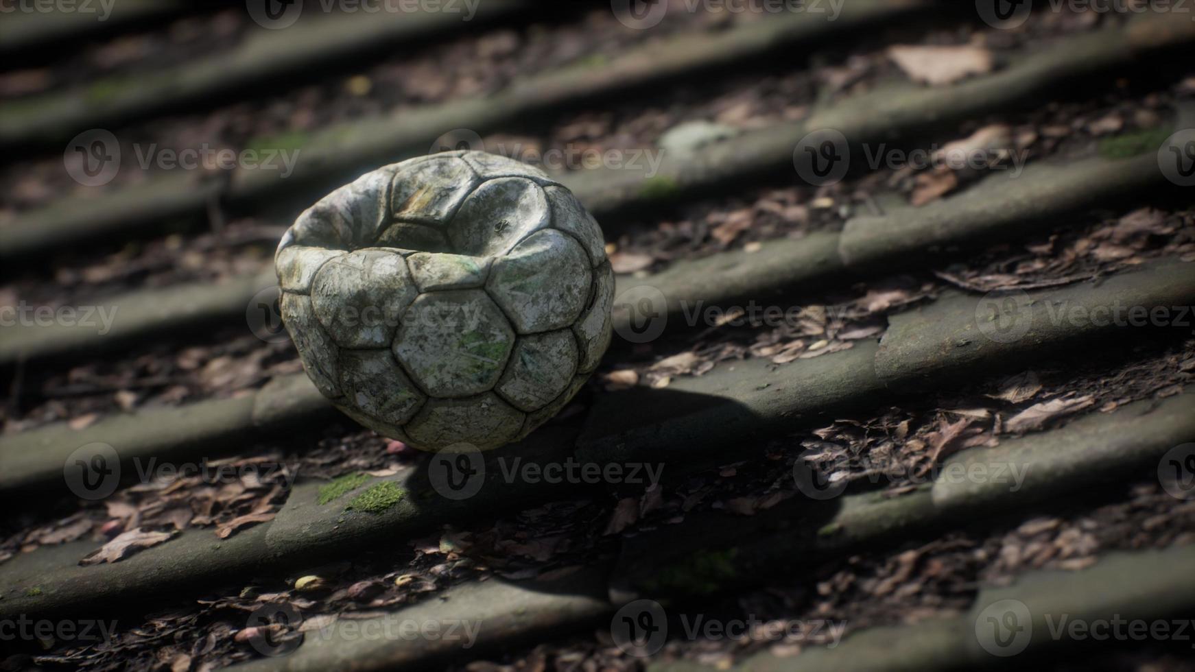 vieux ballon de football sur le toit d'une maison photo