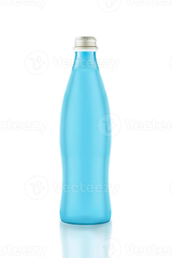 bouteille en verre bleu avec couvercle en métal isolé sur fond blanc. photo