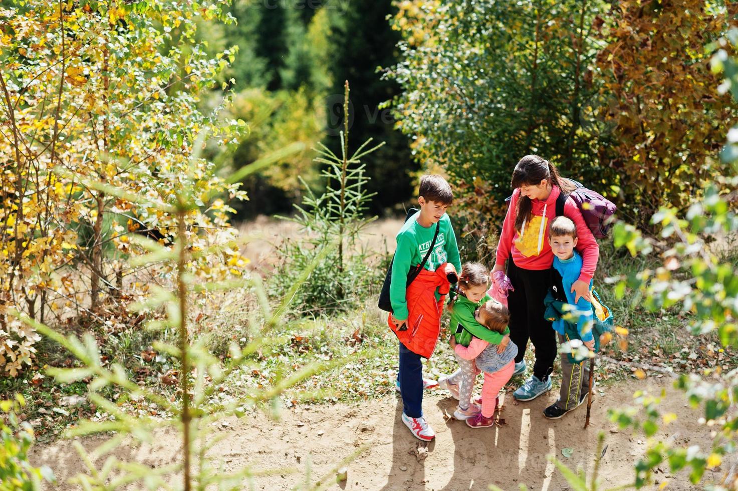 mère de quatre enfants dans les montagnes. voyages en famille et randonnées avec enfants. les sœurs se font un câlin. photo