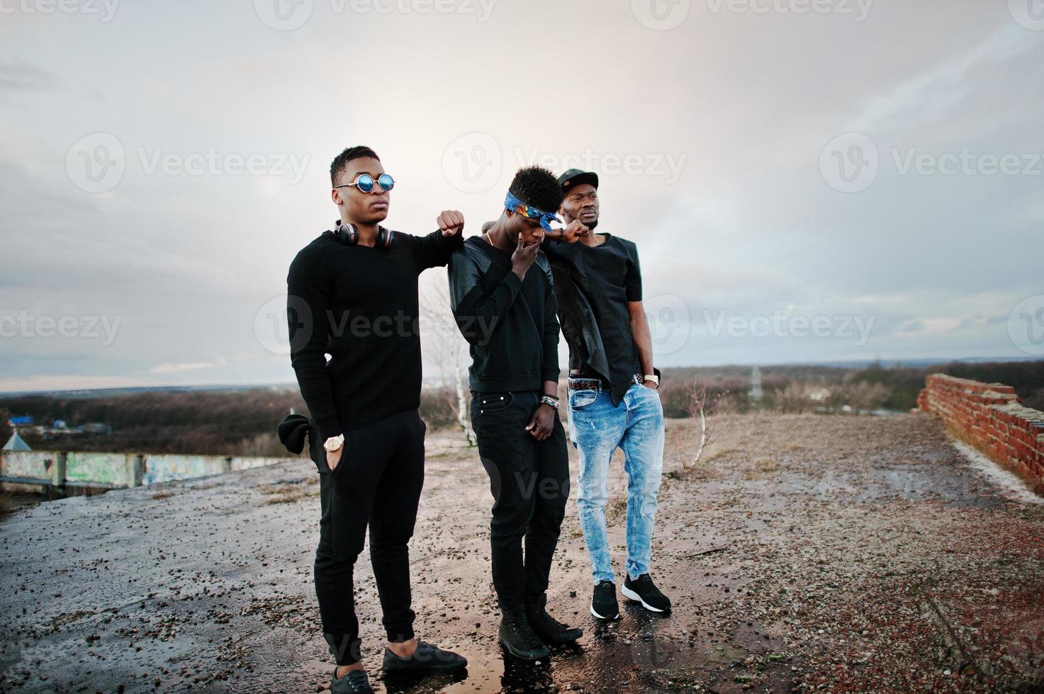 groupe de trois chanteurs de rap sur le toit photo