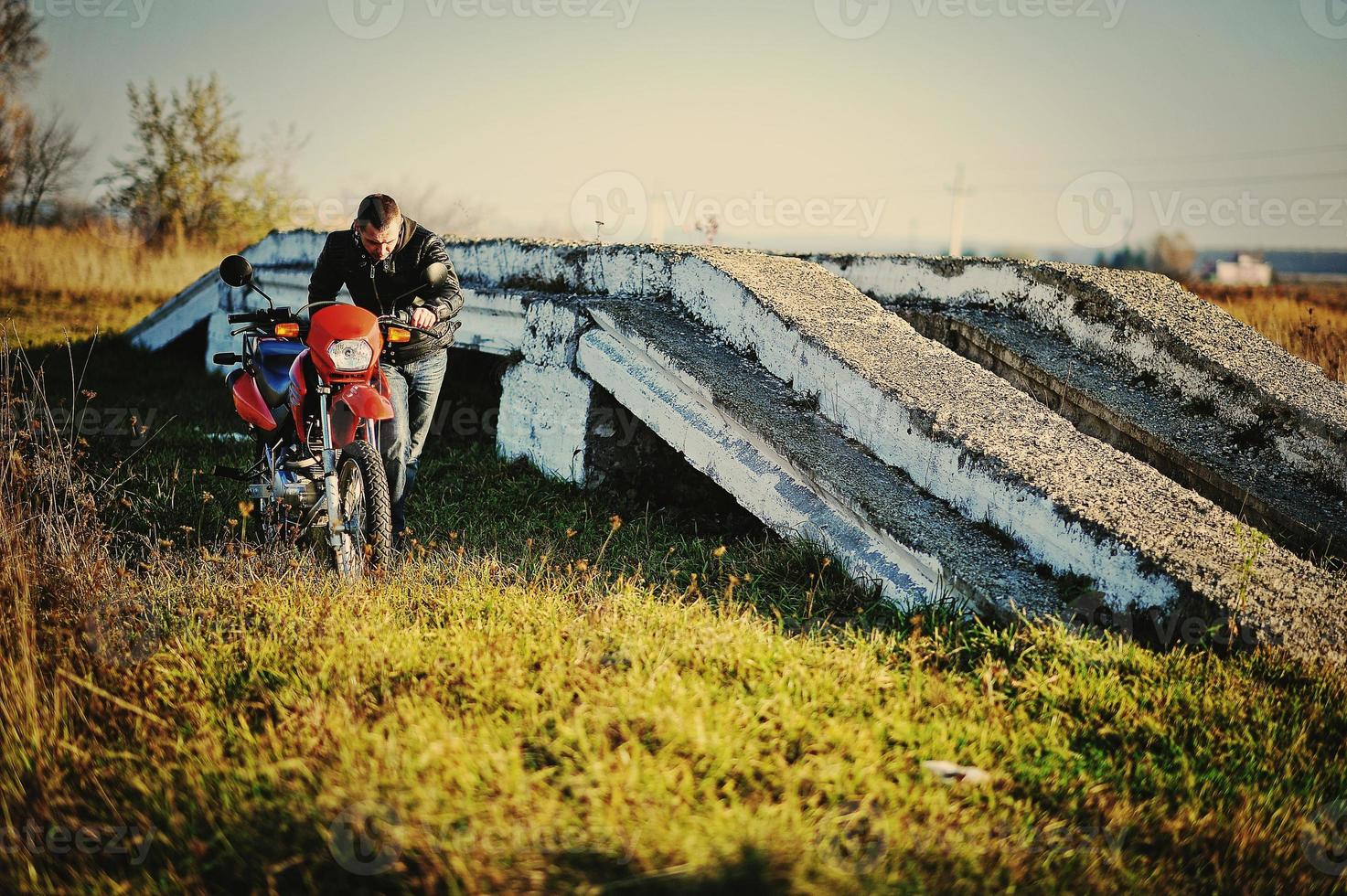 coureur d'enduro assis sur sa moto photo