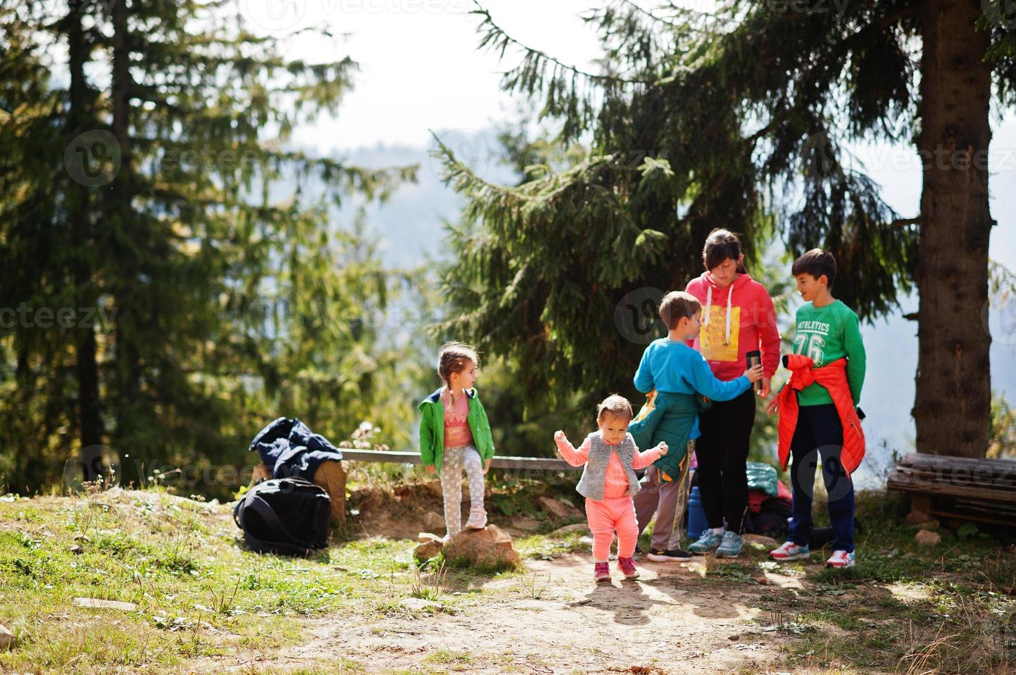 mère de quatre enfants se reposant dans les montagnes. voyages en famille et randonnées avec enfants. photo