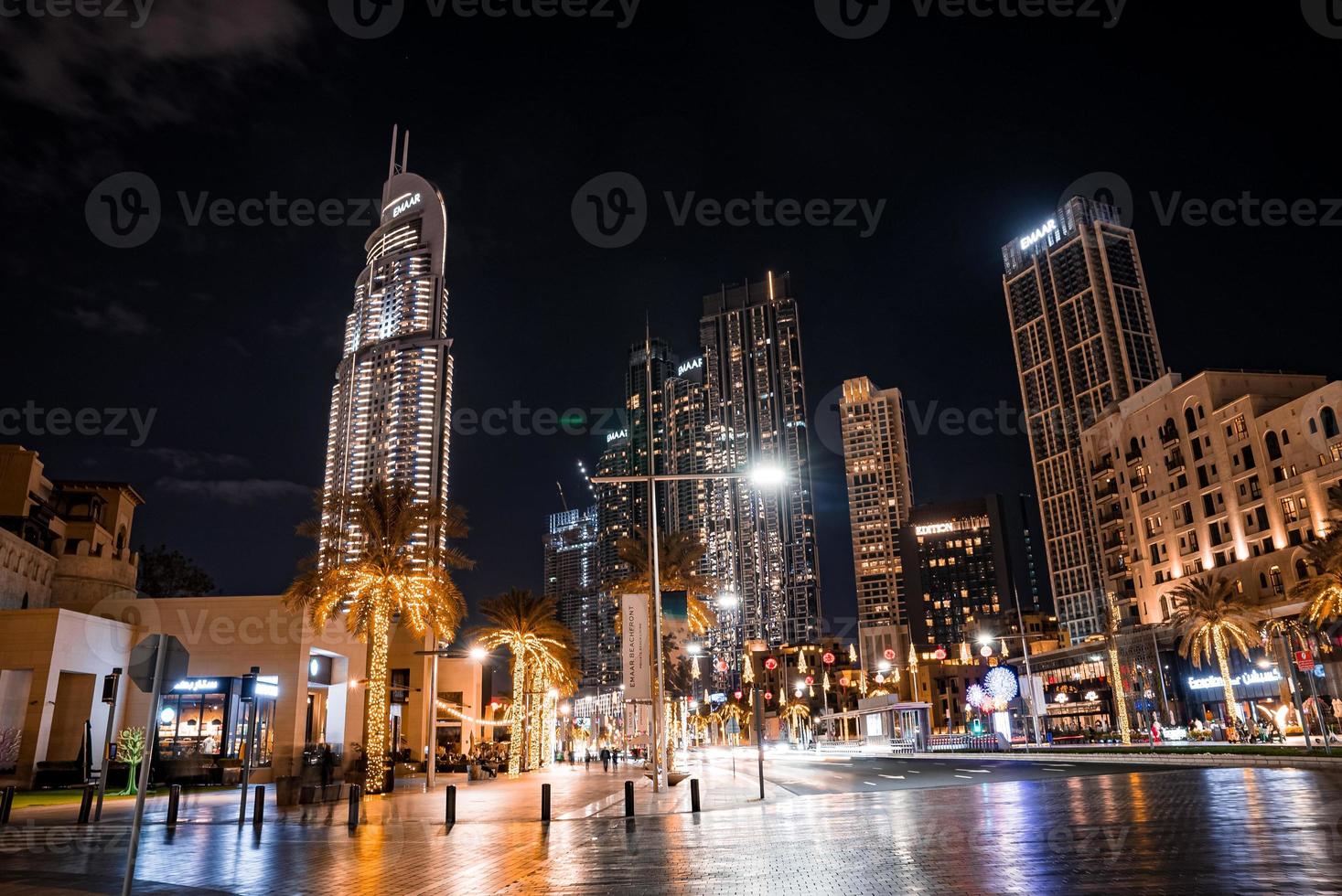 belle vue sur les toits du centre-ville de dubaï depuis le quartier du design la nuit, émirats arabes unis. vidéo accélérée. photo
