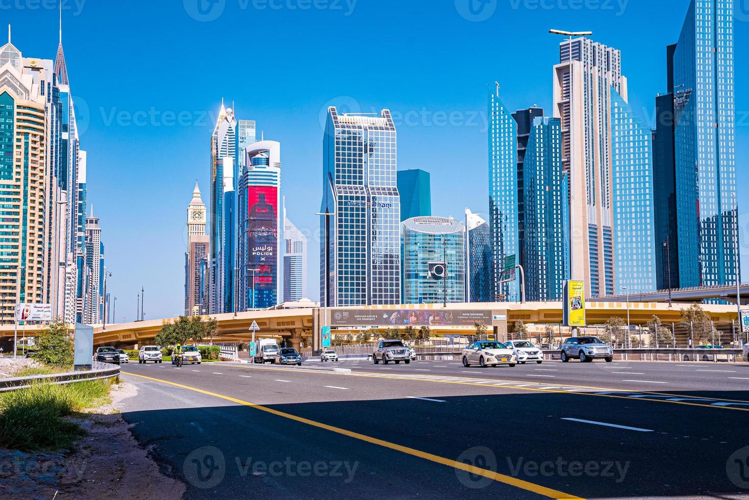 sheikh zayed road à dubaï un jour d'hiver. photo de l'autoroute à dubaï