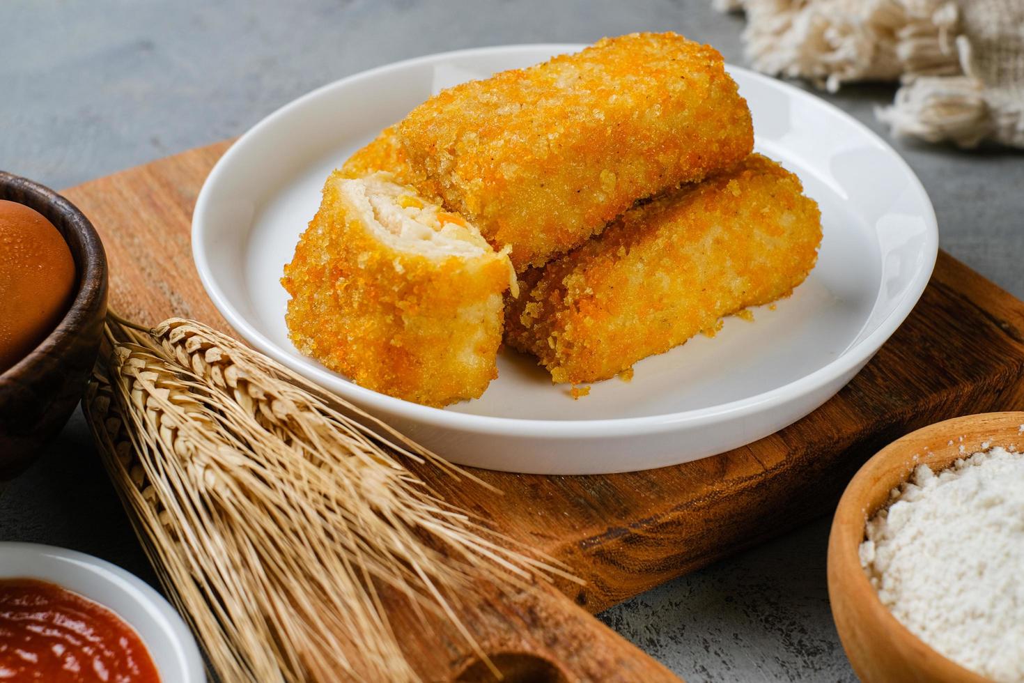 les délicieux risoles ou risol mayo sont un aliment de rue traditionnel indonésien typique à base de peau de farine, de viande et de légumes farcis à l'intérieur avec de la mayonnaise et de la sauce chili. photo