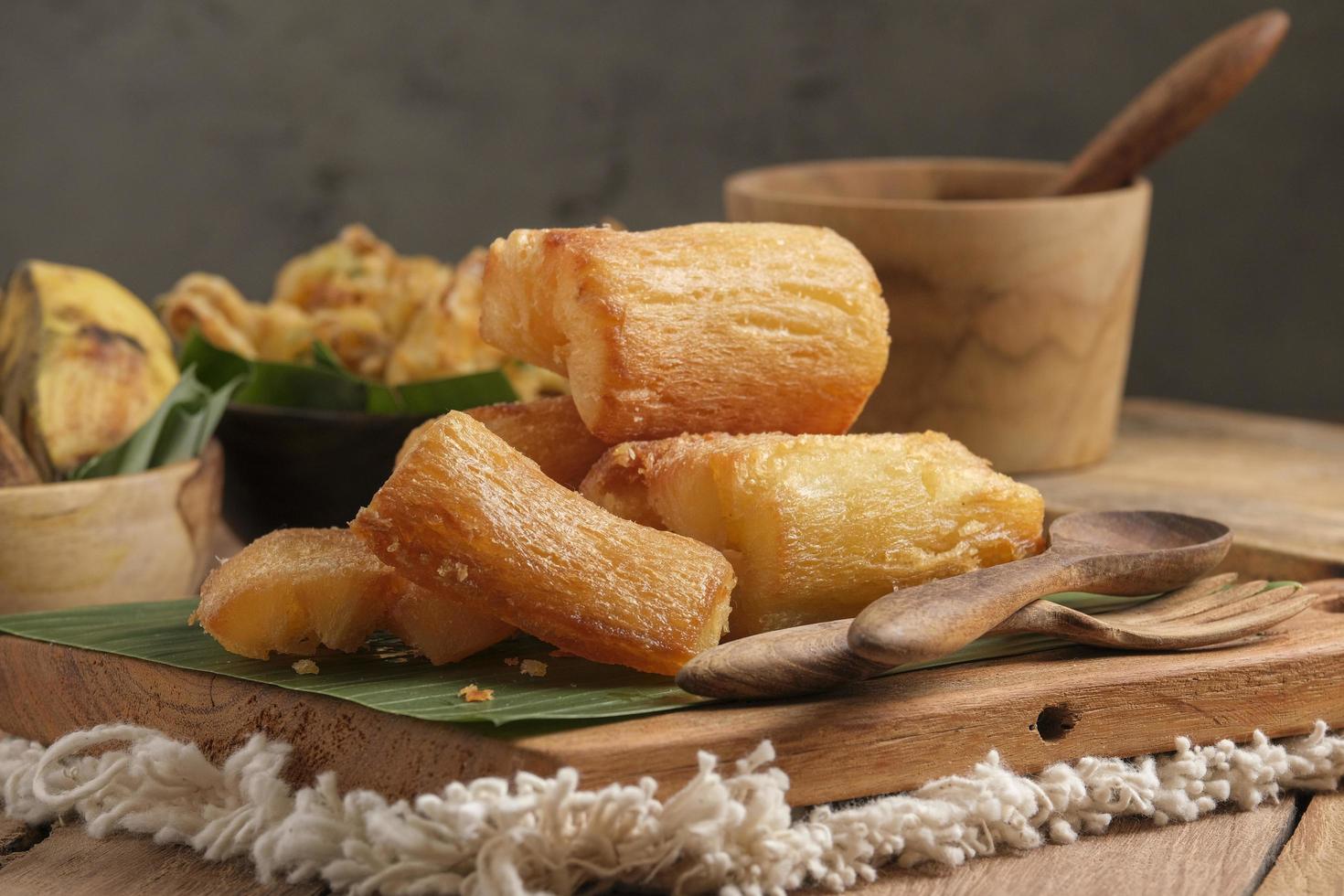 manioc frit servi sur table en bois photo