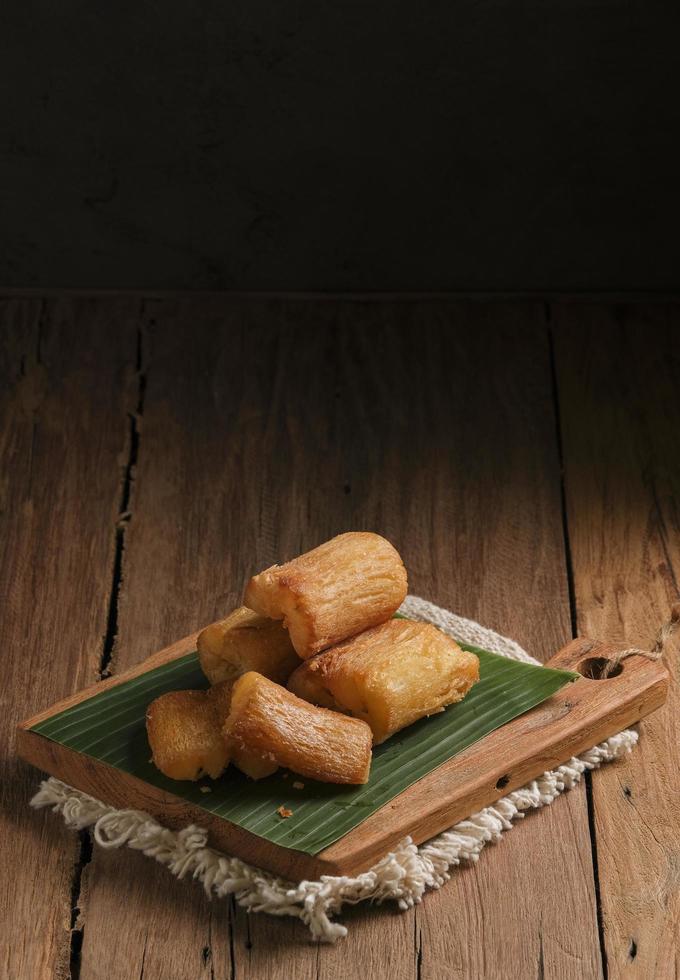 manioc frit servi sur table en bois photo