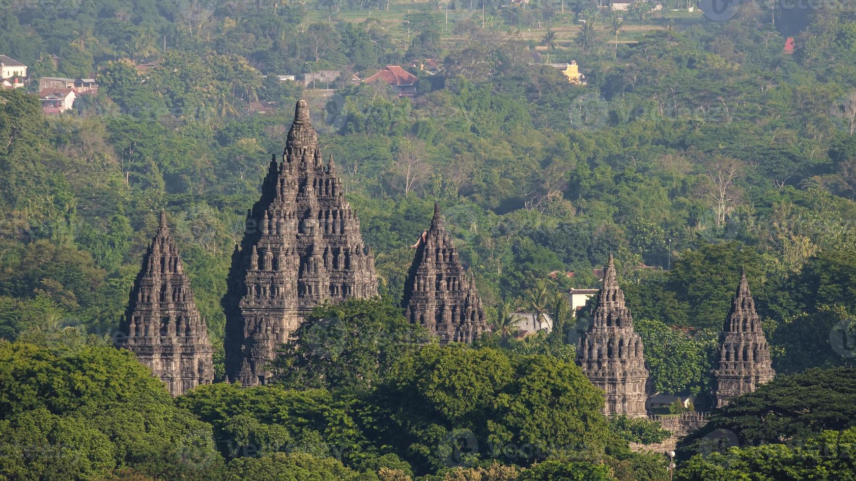 vue aérienne du temple de prambanan le matin photo
