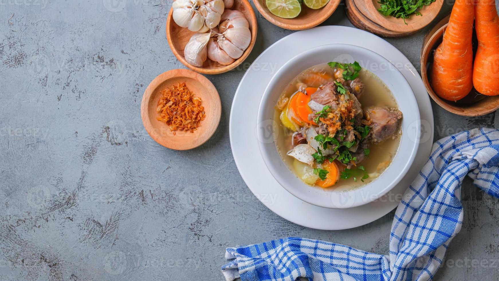 cuisine traditionnelle indonésienne, appelée sop buntut ou soupe de queue de bœuf photo