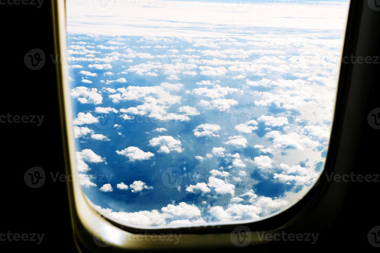 nuages blancs moelleux et ciel bleu vus d'avion. photo