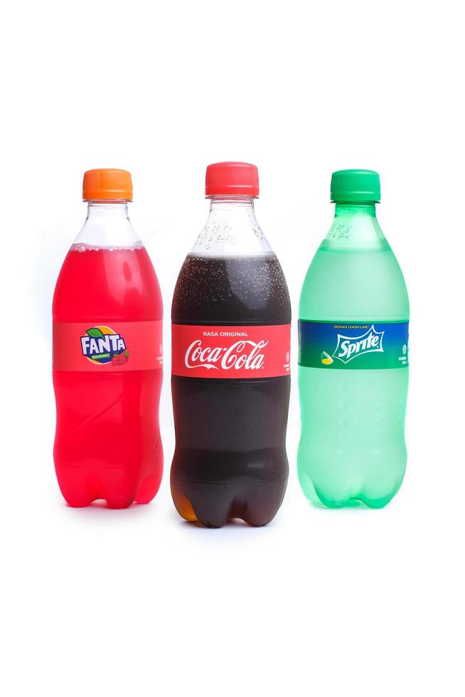 yogyakarta, 09 mars 2021, fanta, coca cola et bouteille en plastique sprite. boisson gazeuse non alcoolisée. photo