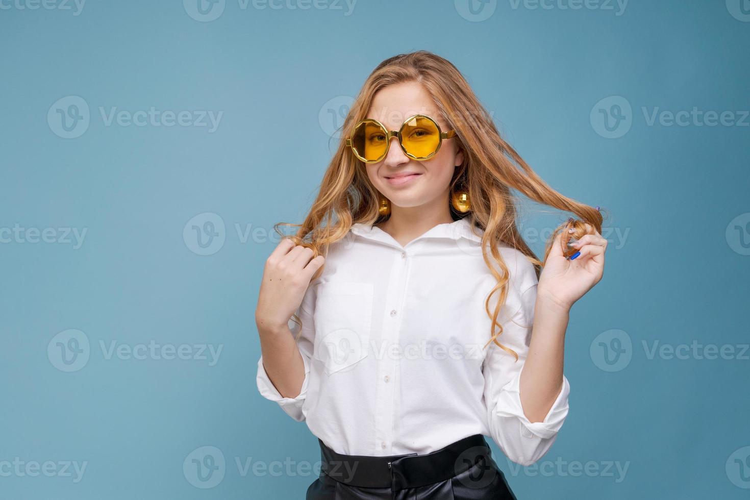 portrait en gros plan d'une belle fille attrayante et joyeuse comique drôle et folle photo