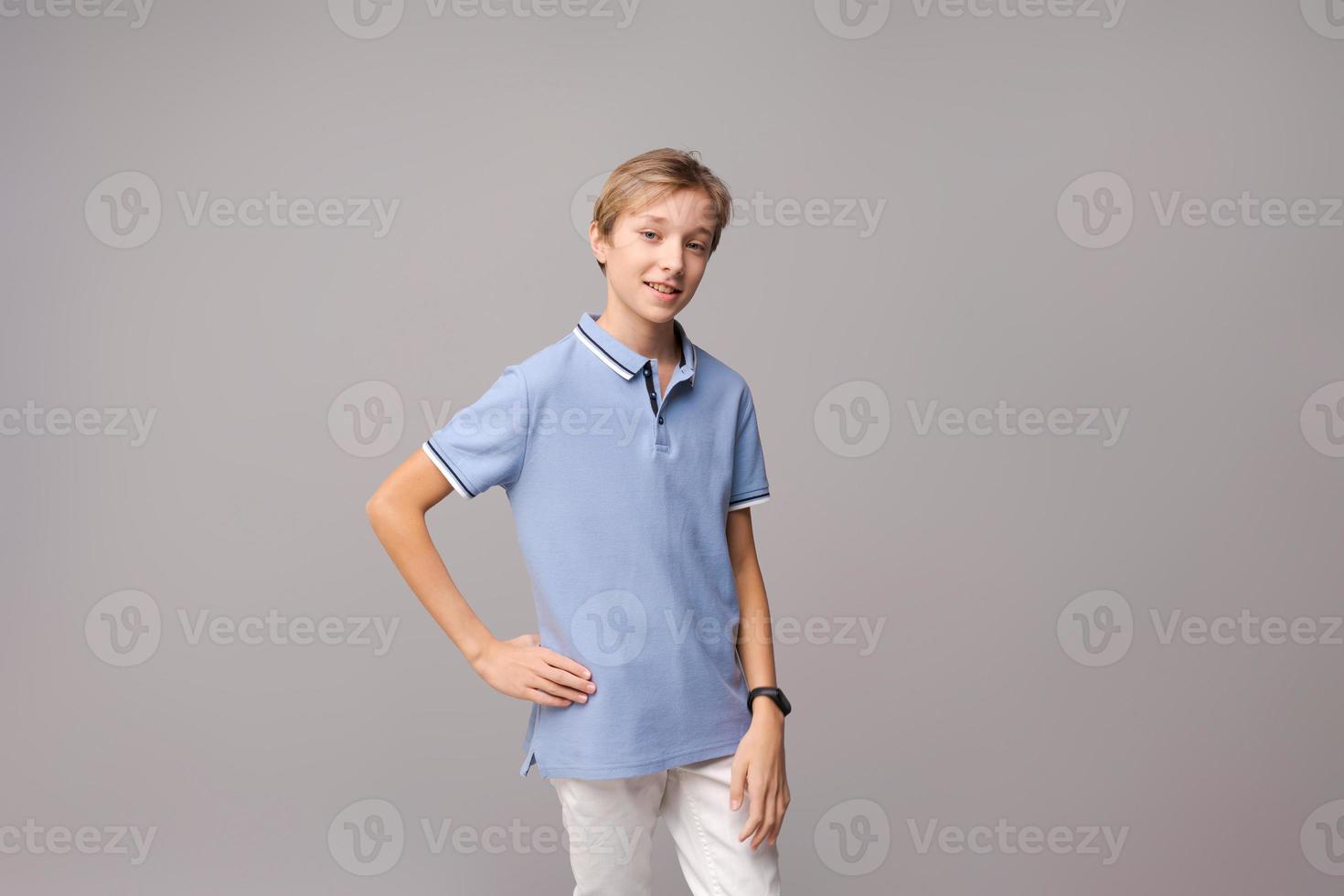 Heureux homme de race blanche du millénaire en chemise bleue isolé sur fond gris studio photo