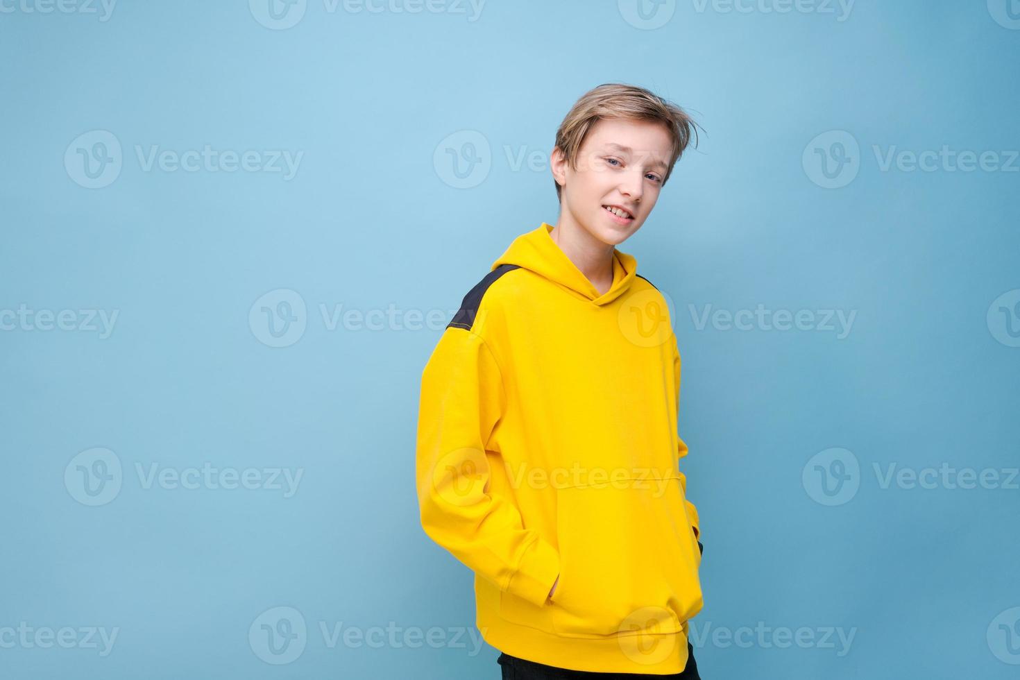 beau jeune homme européen souriant adolescent regardant sans voix la caméra photo