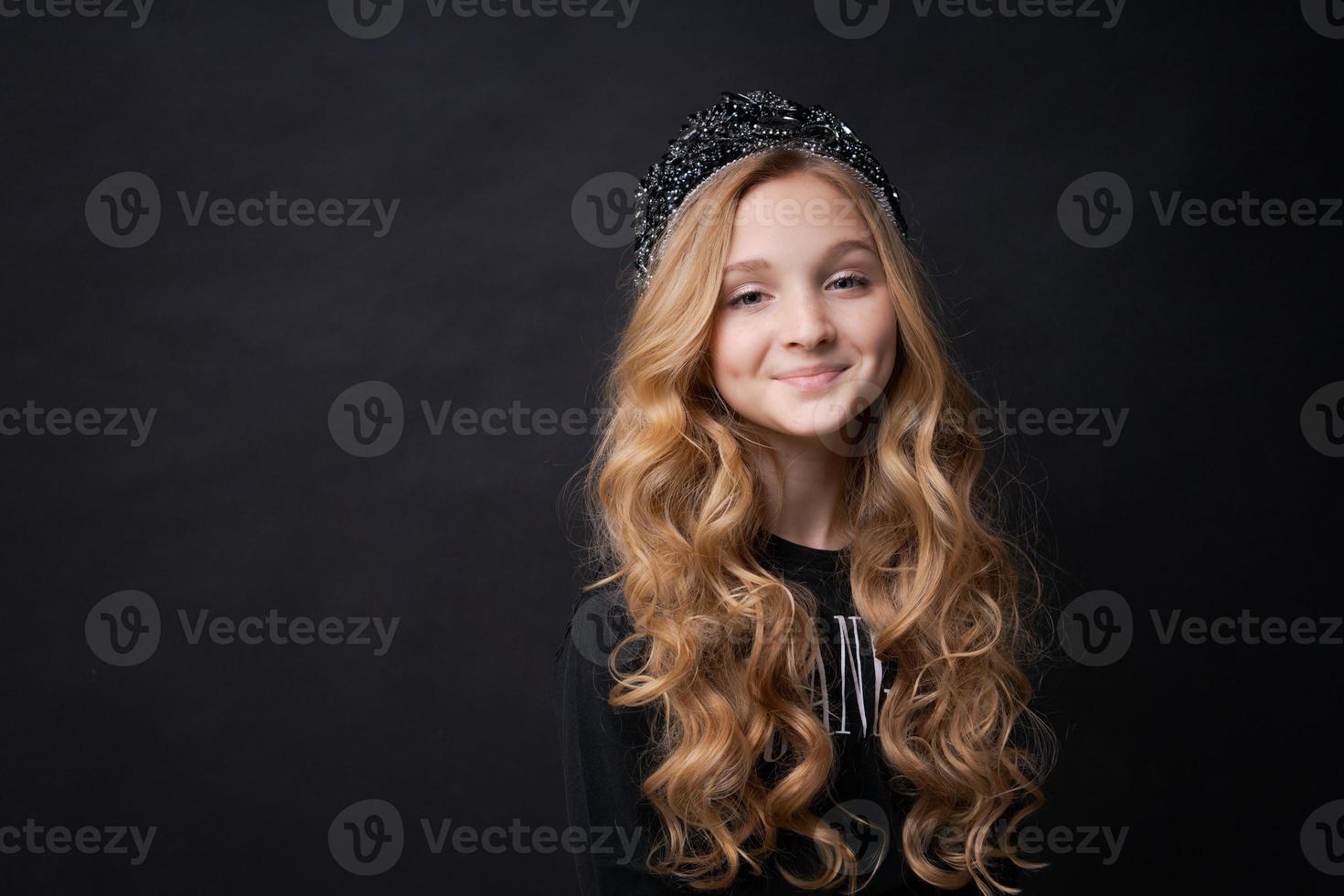 petite fille d'anniversaire mignonne drôle, princesse de 10 ans, porte des vêtements sombres photo