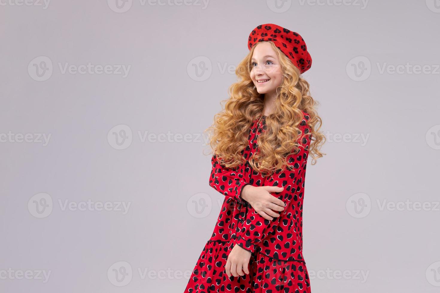 petite fille blonde pensive aux longs cheveux bouclés. gros plan portrait mignon souriant photo