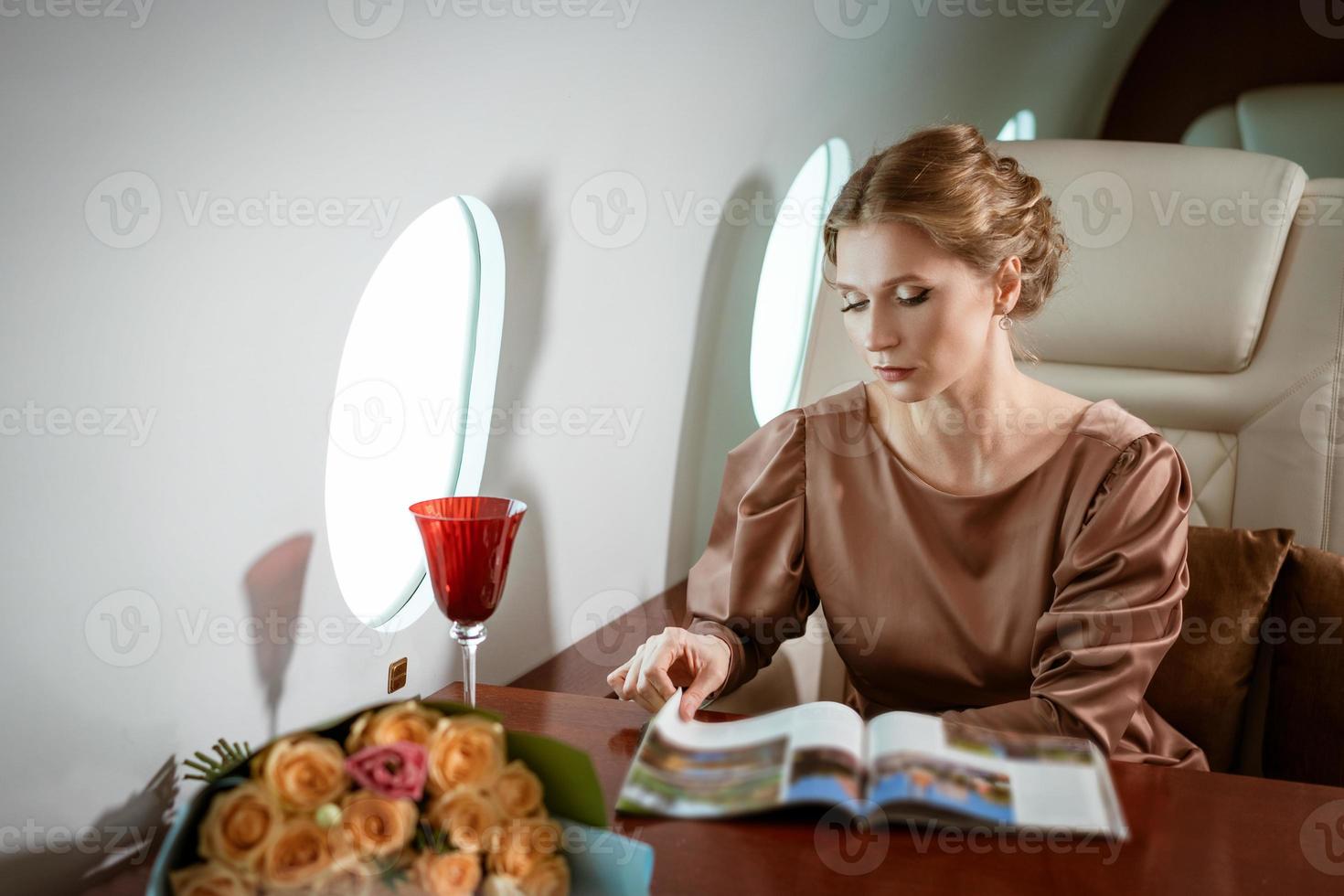 jolie femme sur un jet privé photo