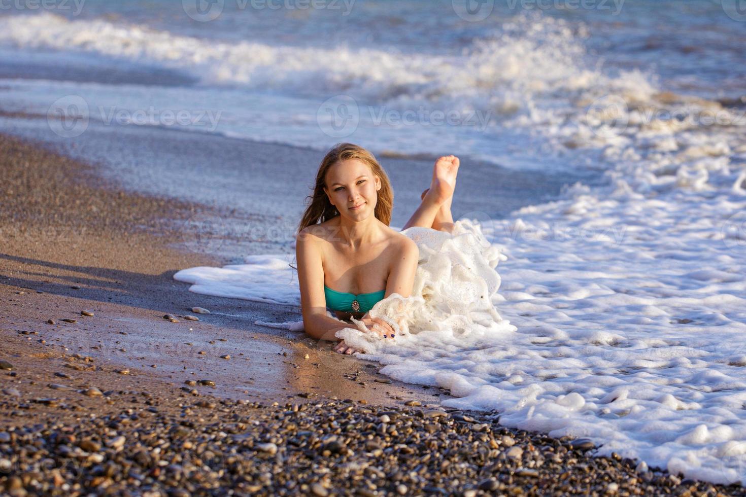 belle jeune fille en maillot de bain photo