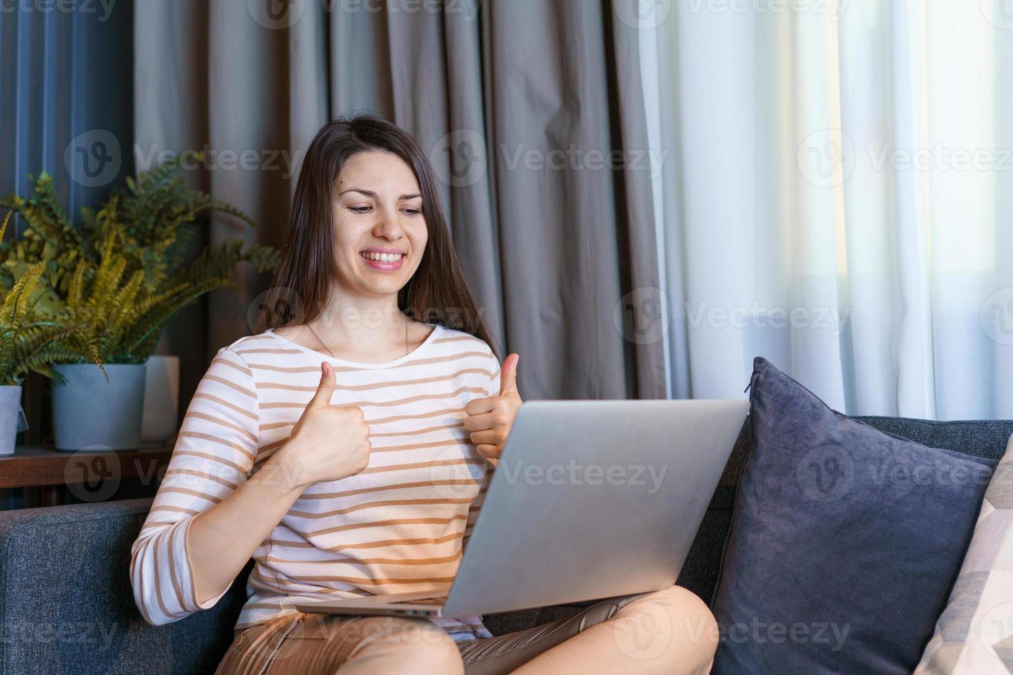 joyeuse jeune femme se détendre à la maison après le travail, parler avec un ami ou photo