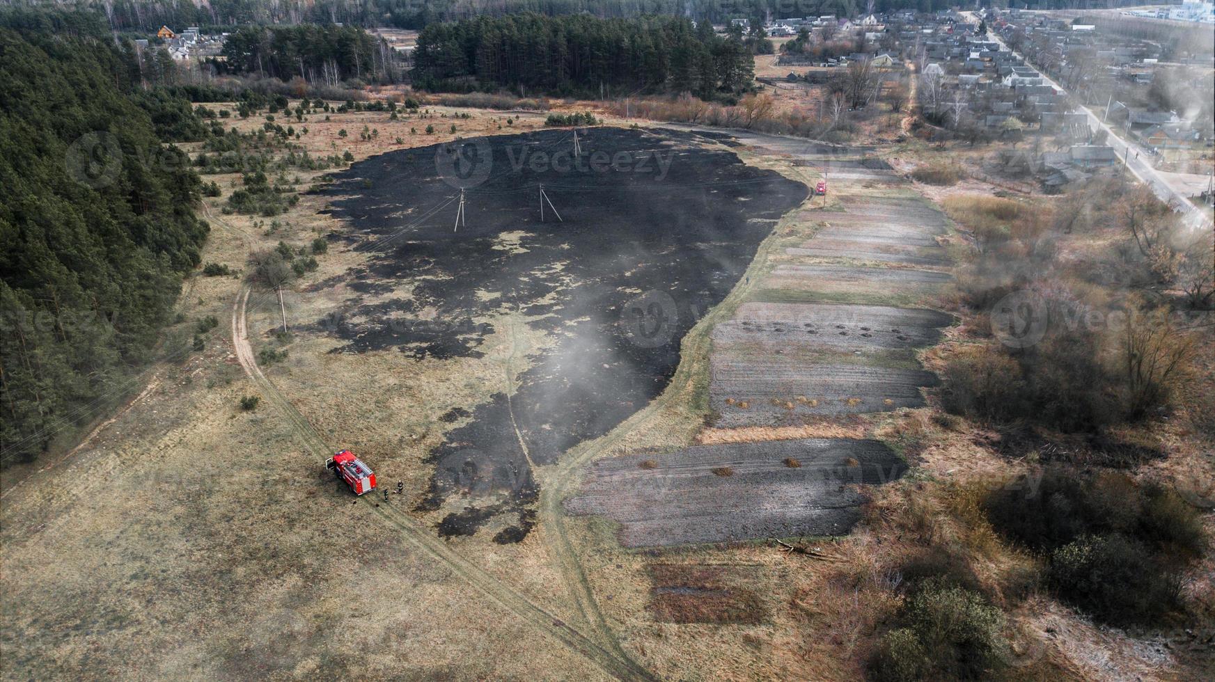 vue aérienne par drone d'un feu de forêt dans une zone herbeuse et boisée photo