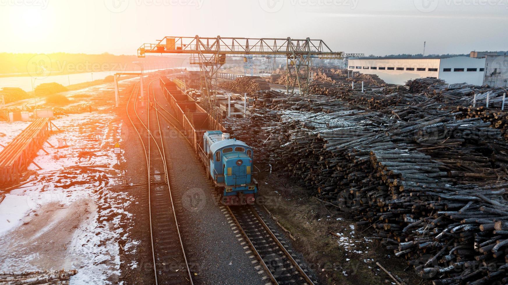 le train roule sur les rails dans une usine de menuiserie photo