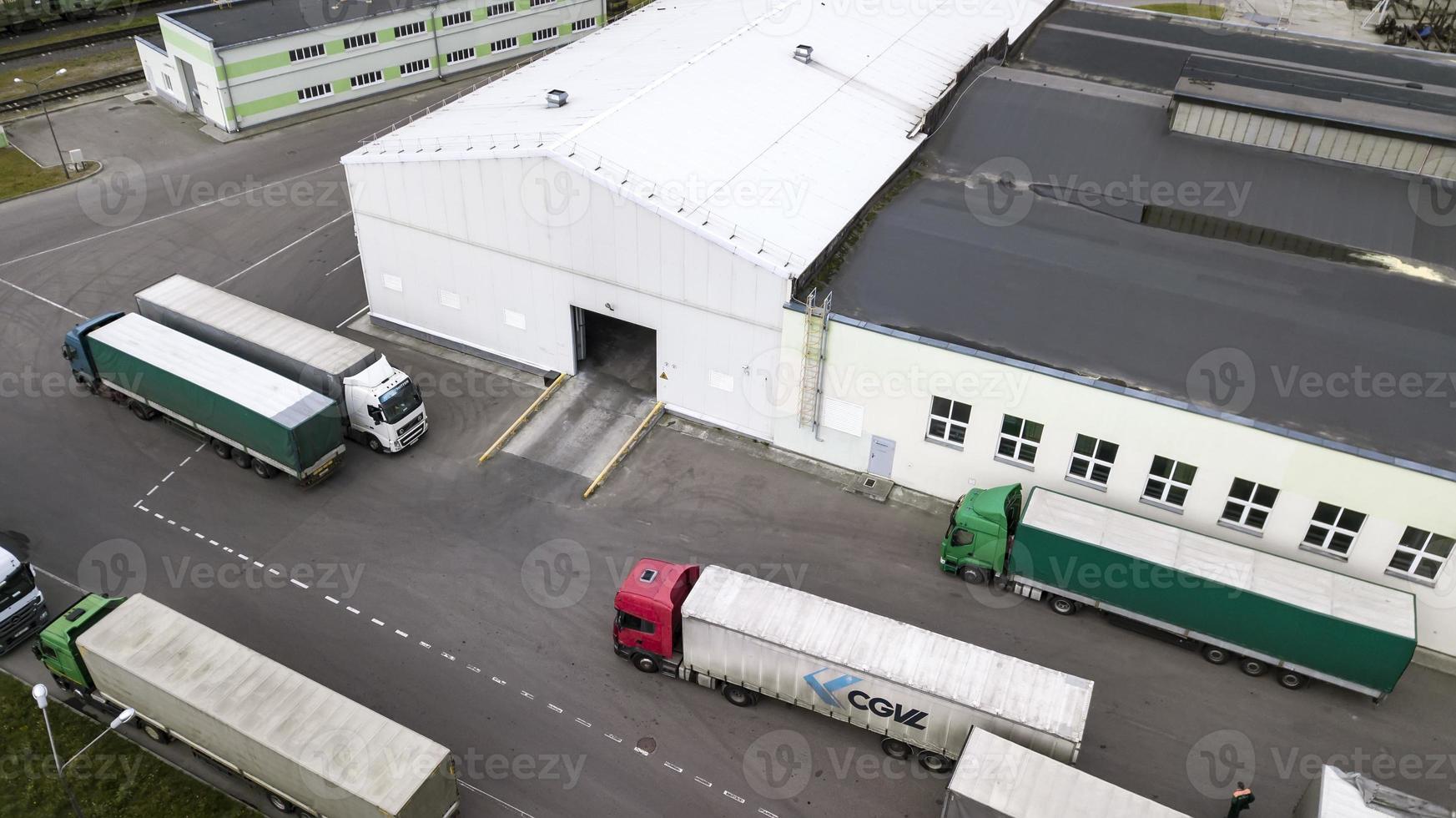centre logistique avec vue de dessus de camions photo
