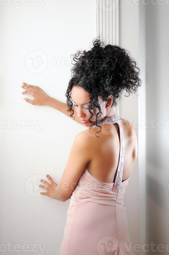 jeune femme noire, modèle de mode, avec robe rose photo