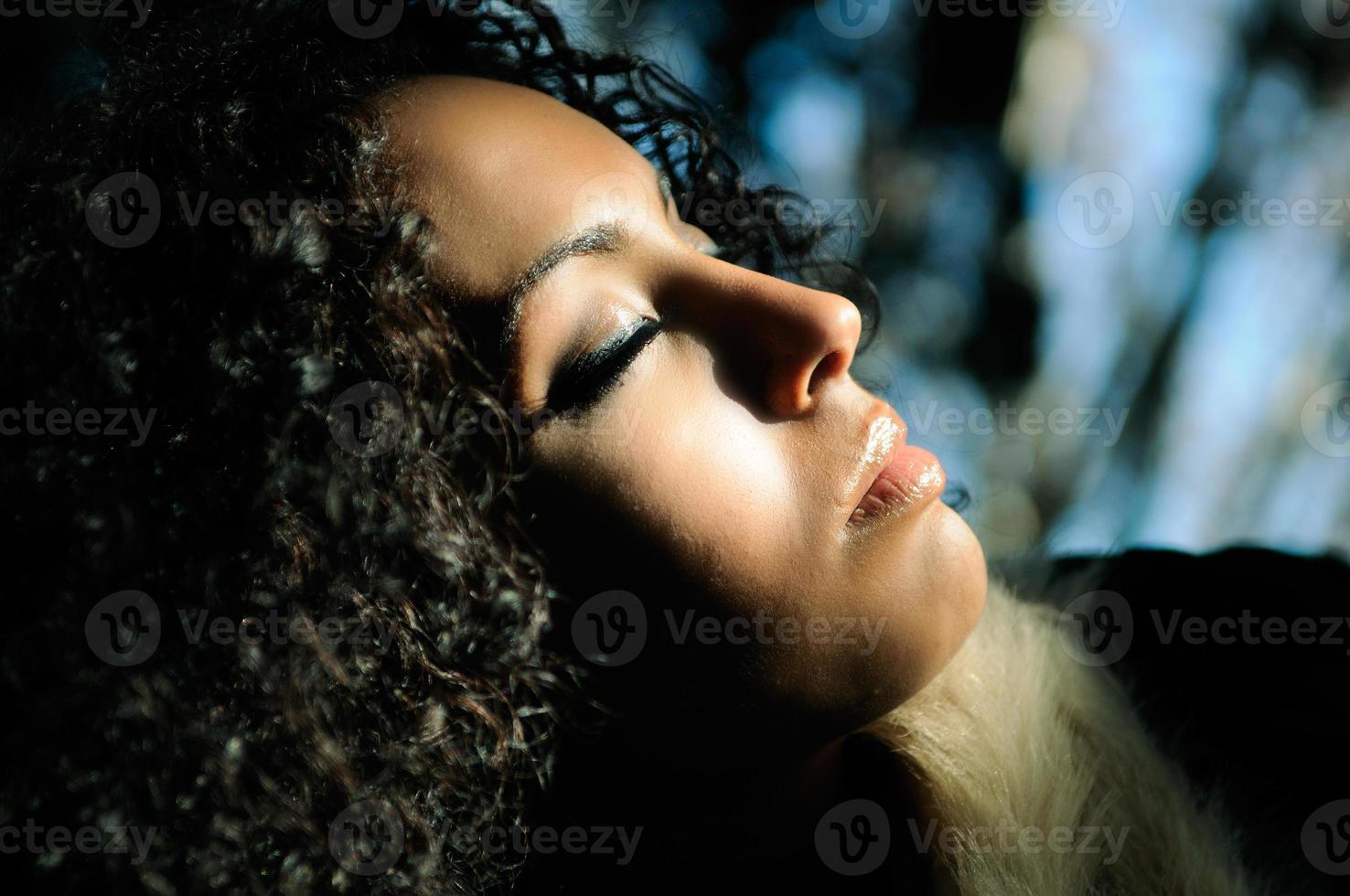 belle femme noire aux yeux fermés photo