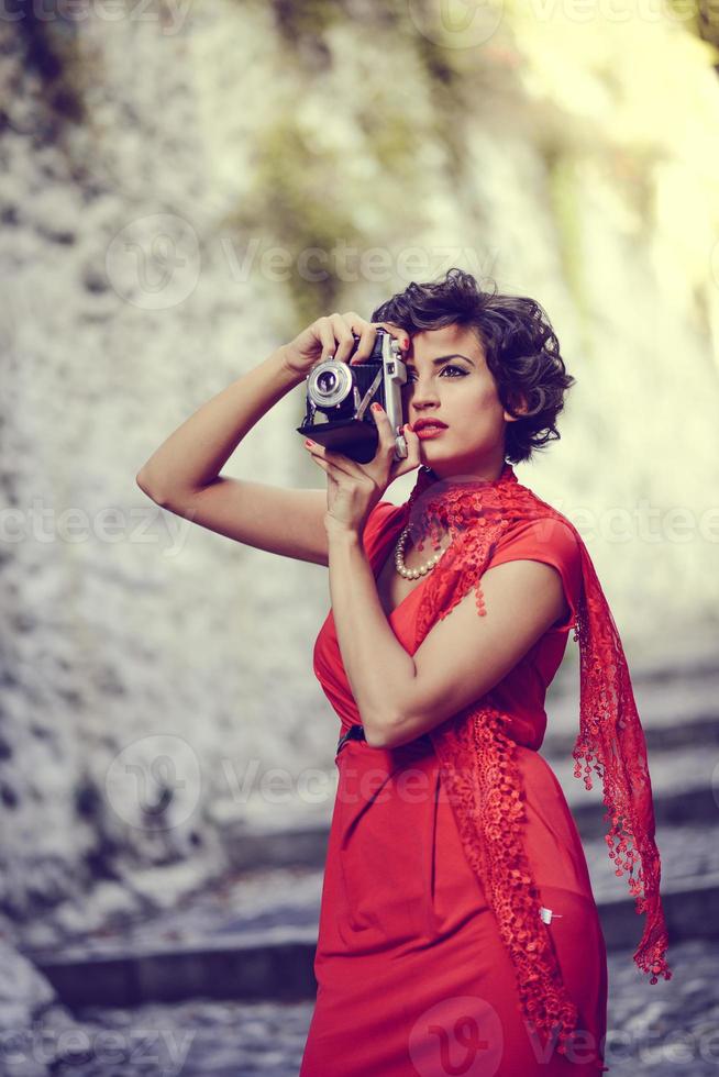 belle femme en milieu urbain. style vintage photo