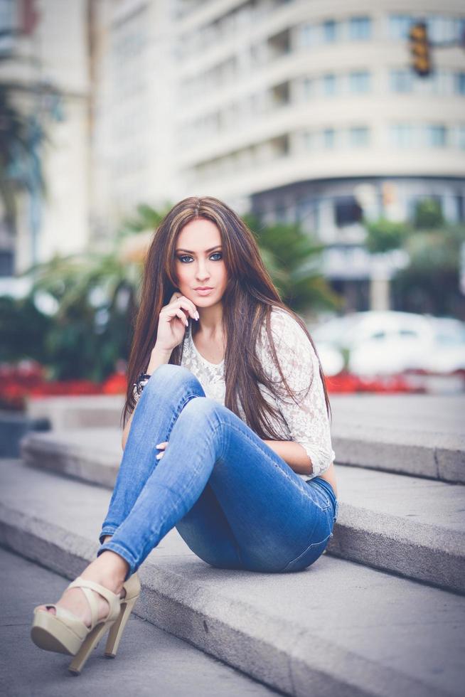 jeune femme, portant des vêtements décontractés, aux cheveux longs photo