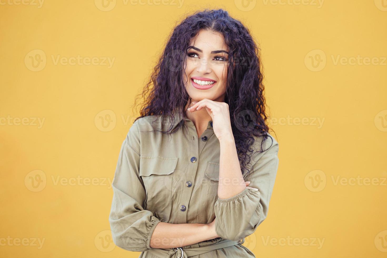 jeune femme arabe aux cheveux bouclés à l'extérieur photo