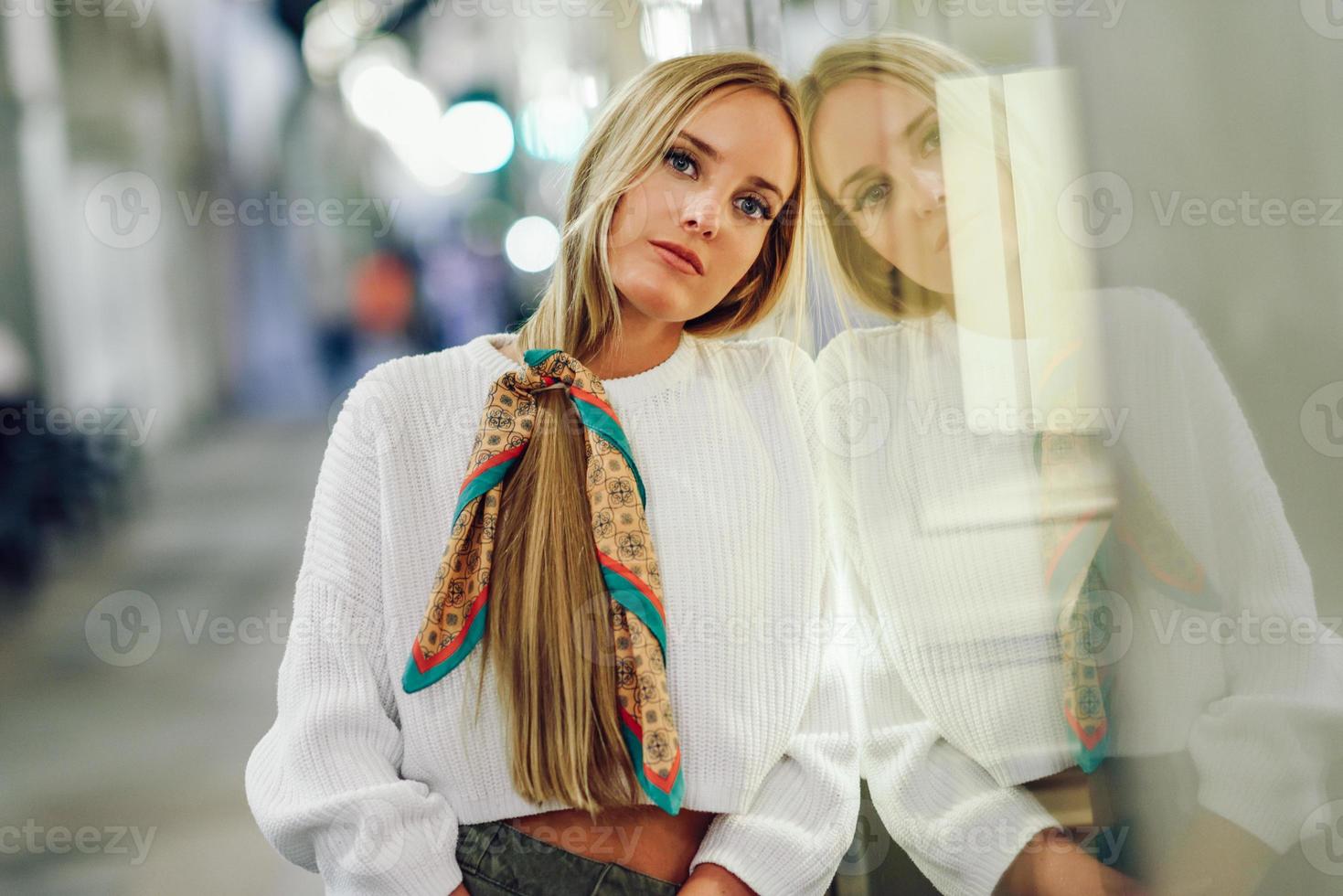 fille blonde avec des lumières urbaines défocalisées la nuit photo