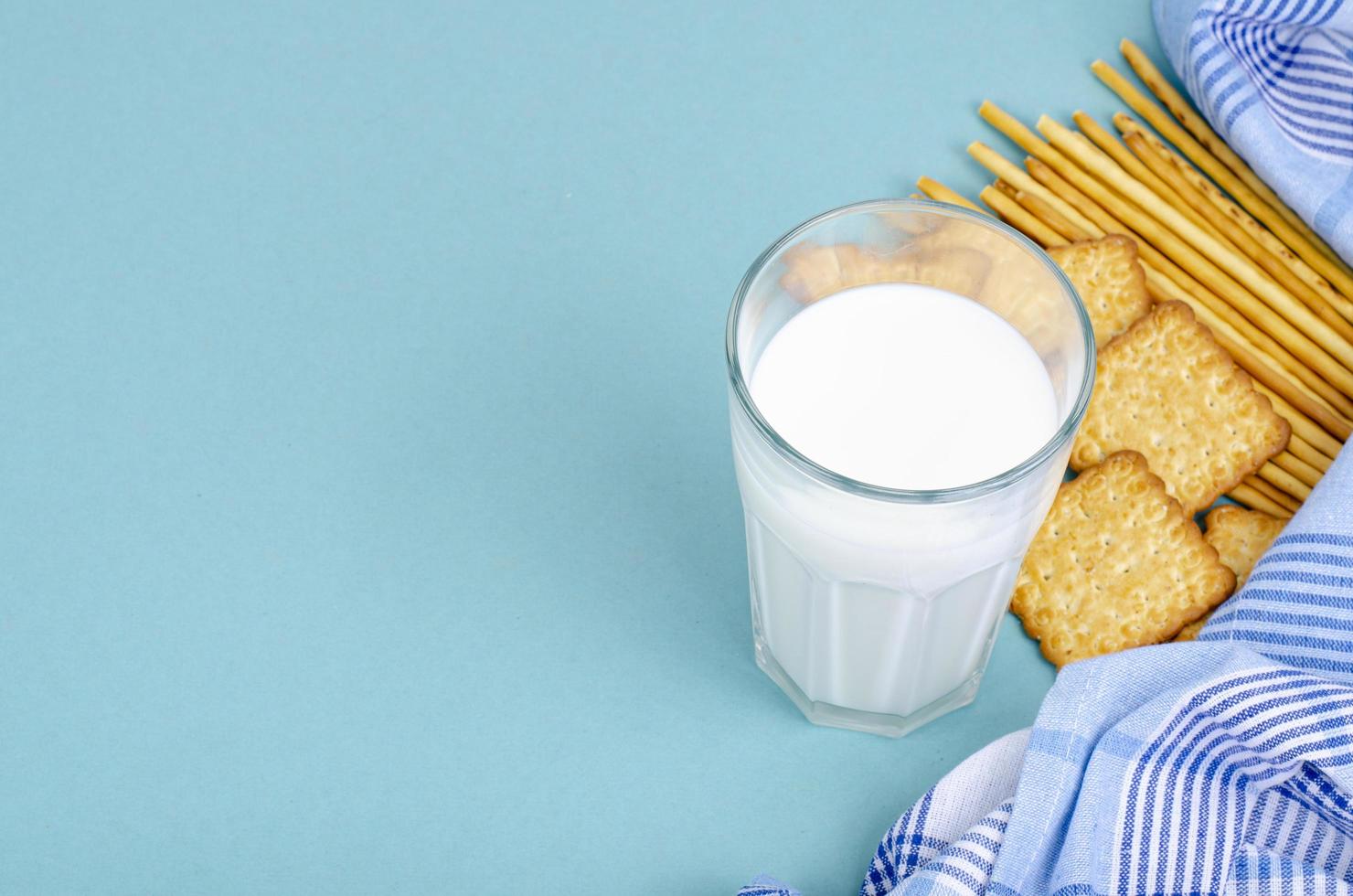 délicieux biscuits et verre de lait sur fond clair. photographie de studio photo