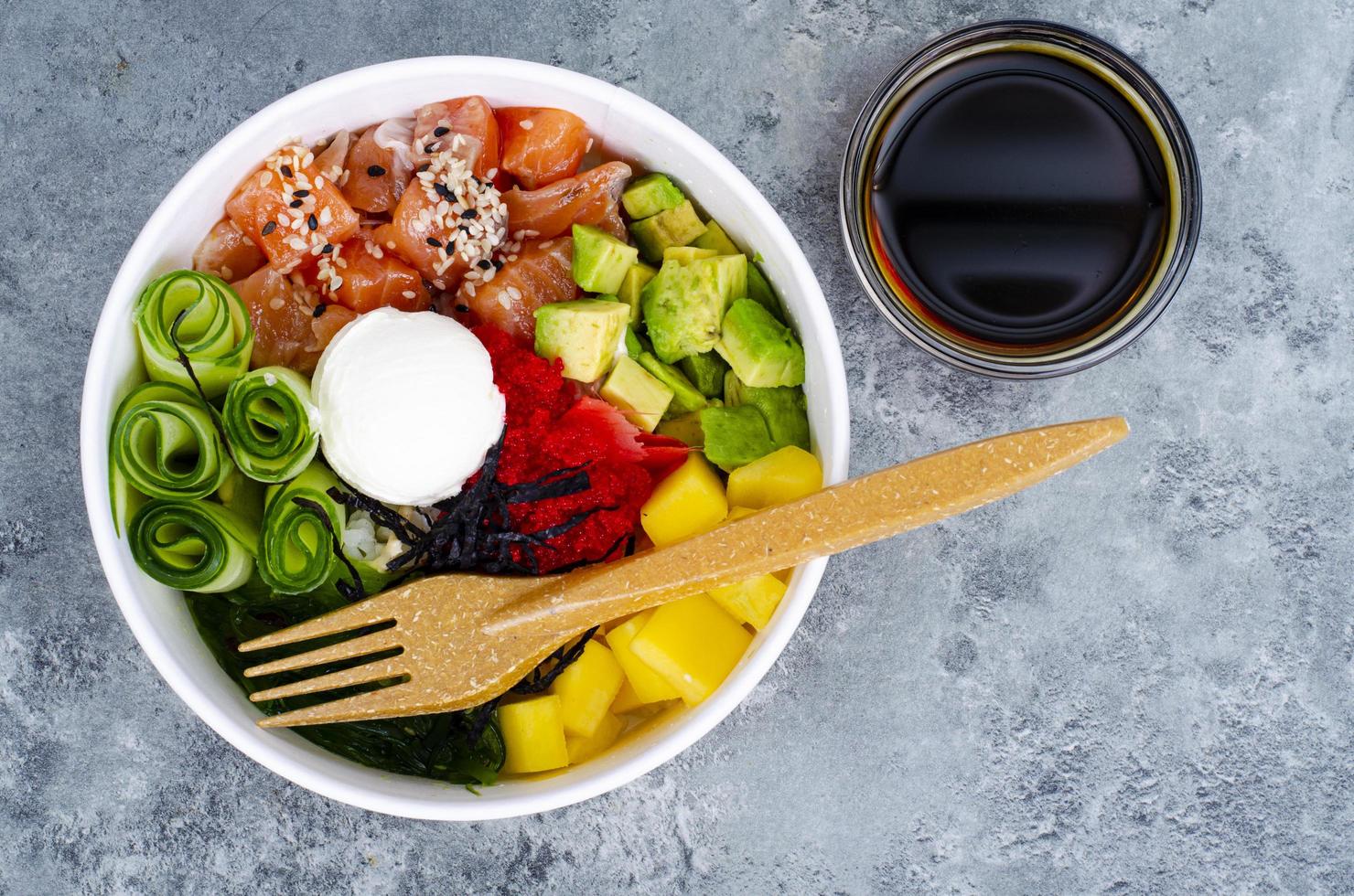 poke avec des légumes et du saumon frais. photographie de studio photo