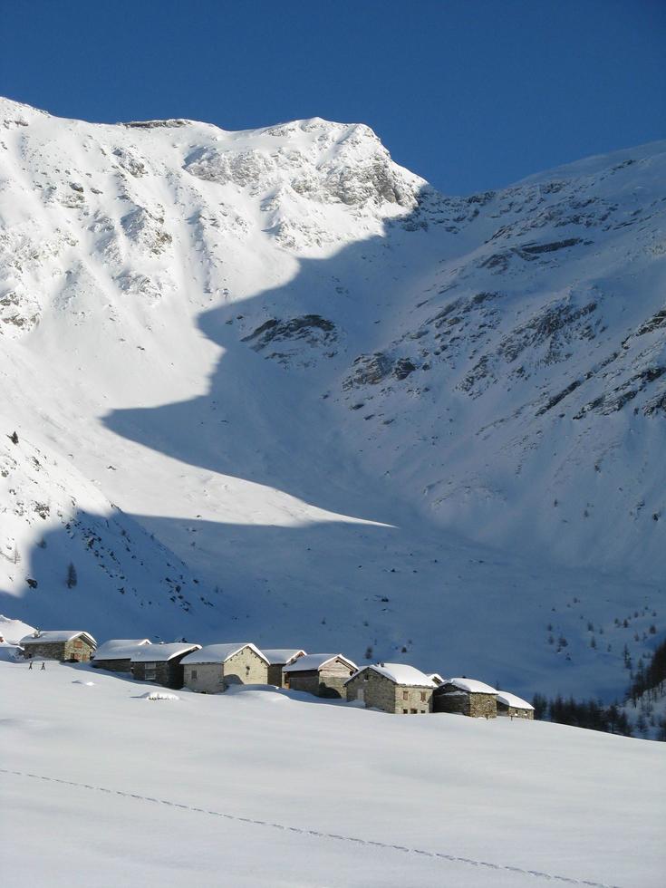 paysage enchanté après de fortes chutes de neige photo