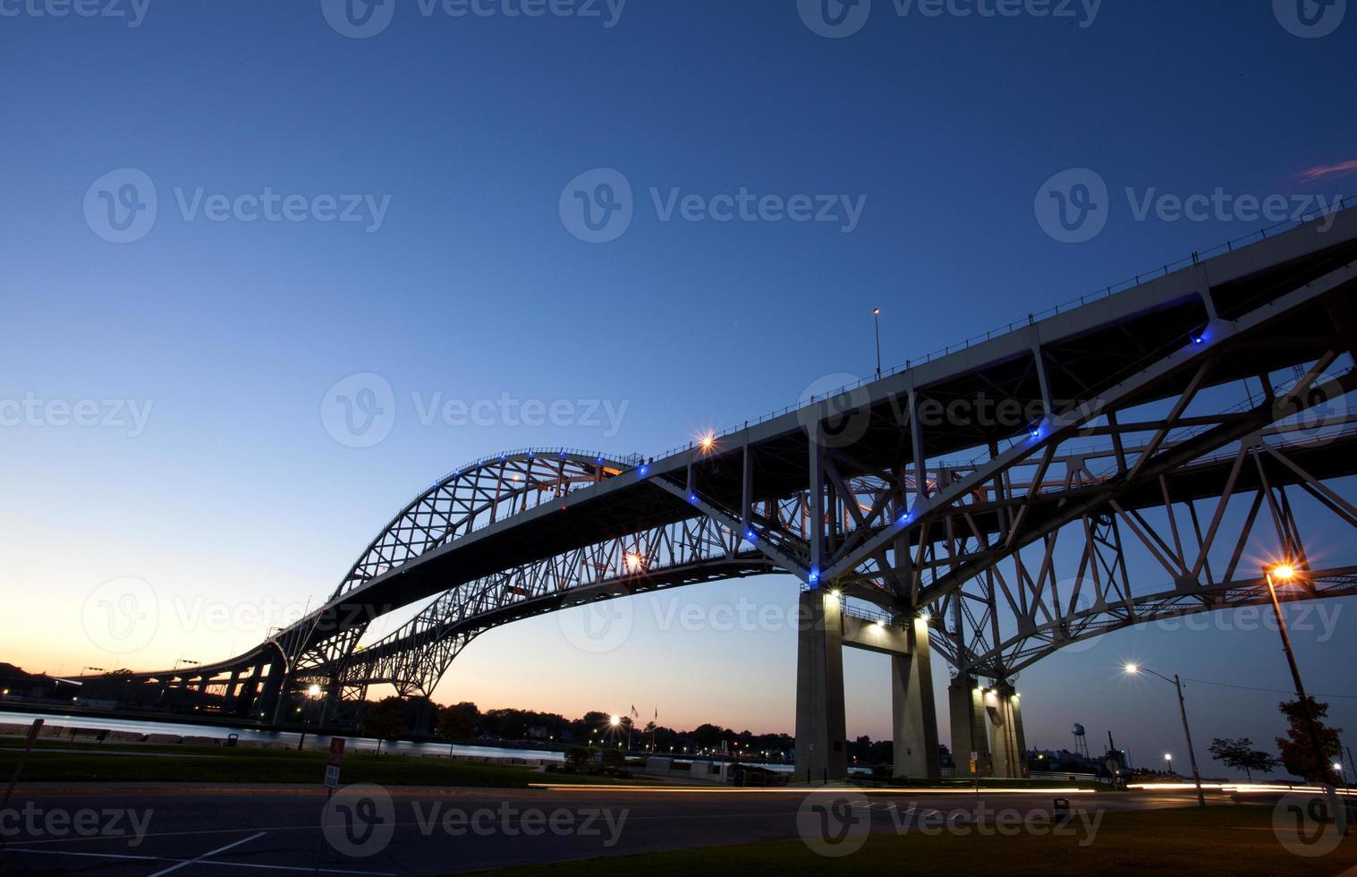 photo de nuit pont d'eau bleue