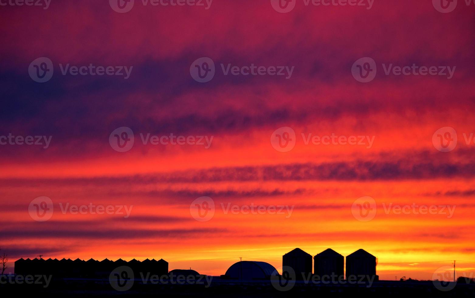 coucher de soleil des prairies de la saskatchewan photo